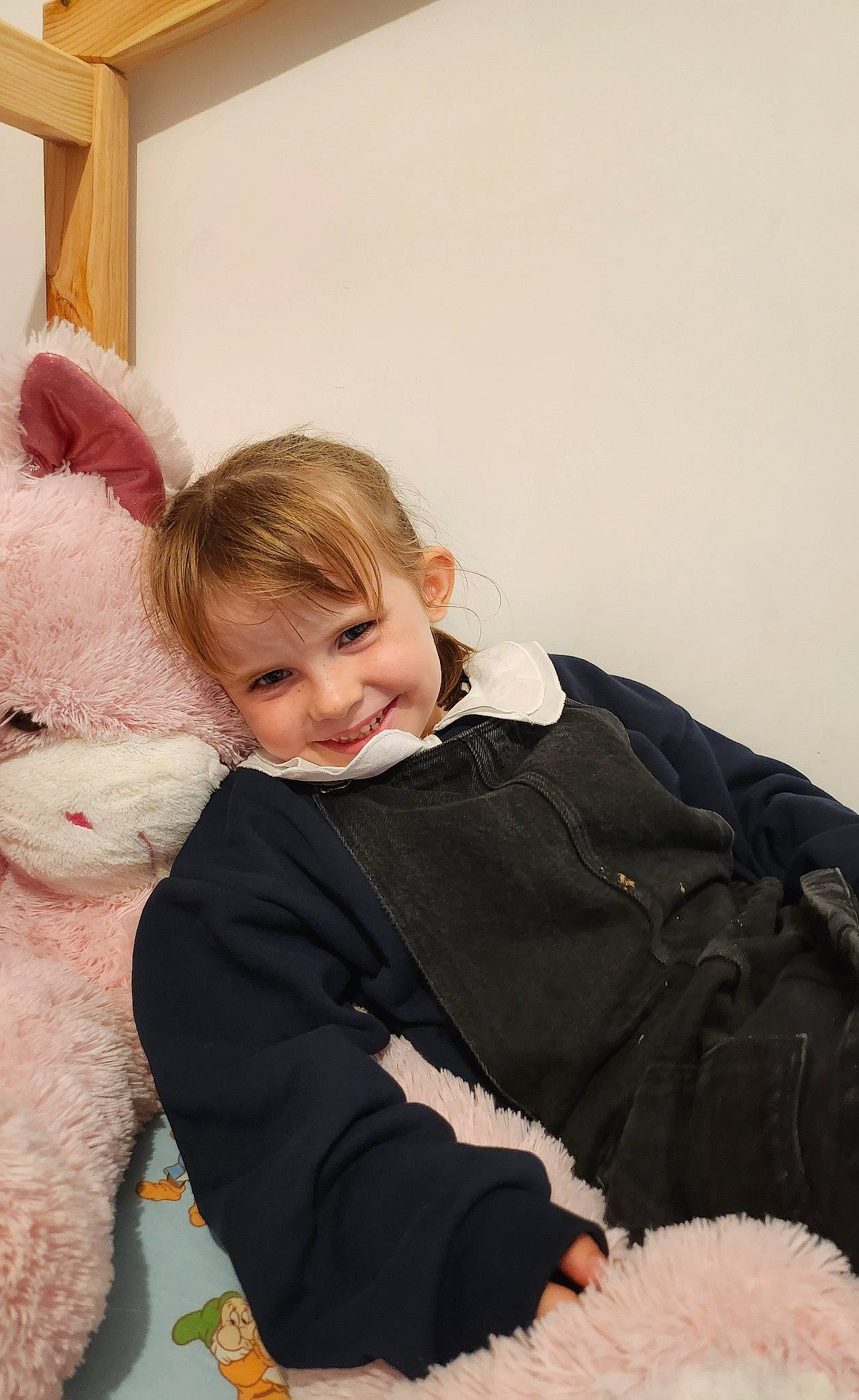 Emma participe au concours pour gagner de l'argent avec cette photo : baby, child, comfort, fun, fur, happy, hoodie, hug, joy, laugh, mammal, person, room, sitting, sleeve, smile, teddy_bear, toddler