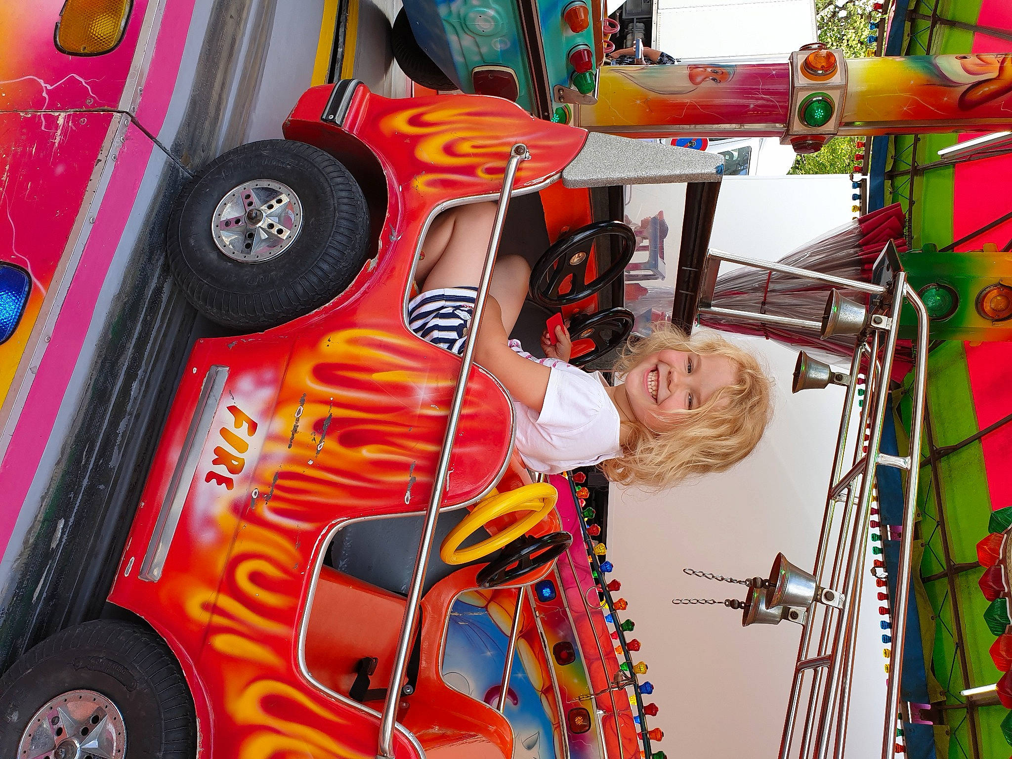 Clélia a rejoint le concours — aidez-le/la à gagner de superbes lots ! amusement_ride, art, automotive_design, automotive_exterior, automotive_lighting, automotive_tire, automotive_wheel_system, bumper, car, event, fun, joy, machine, motor_vehicle, person, recreation, smile, t_shirt, tire, vehicle_door