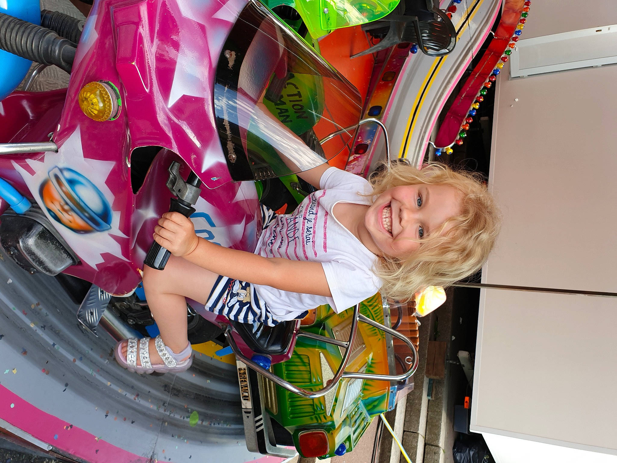 Clélia a rejoint le concours — aidez-le/la à gagner de superbes lots ! amusement_ride, auto_part, automotive_design, automotive_exterior, automotive_lighting, automotive_wheel_system, bumper, event, festival, fun, happy, joy, leisure, motor_vehicle, person, personal_protective_equipment, recreation, sandal, shorts, smile