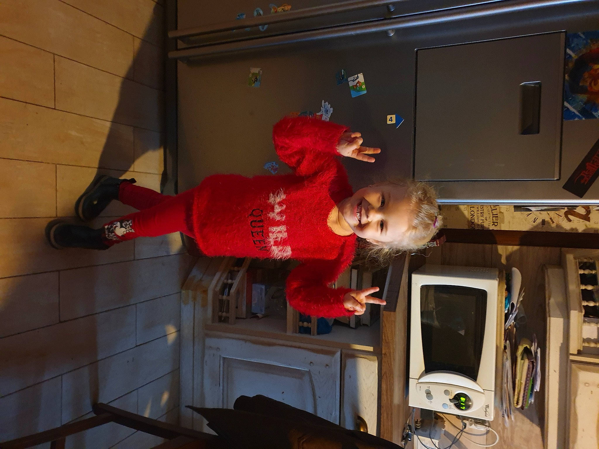 Clélia participe au concours pour gagner de l'argent avec cette photo : audio_equipment, display_device, flooring, fun, hat, home_appliance, human_leg, joy, kitchen, kitchen_appliance, machine, major_appliance, microwave_oven, person, refrigerator, room, shelf, shelving, shorts, television