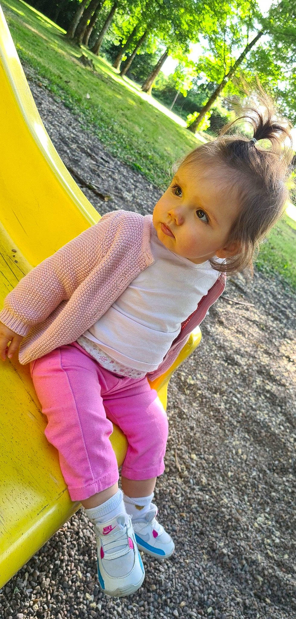 Mina a rejoint le concours — aidez-le/la à gagner de superbes lots ! baby_toddler_clothing, child, city, face, fun, grass, green, happy, leaf, leisure, magenta, outdoor_play_equipment, people_in_nature, person, pink, plant, recreation, sitting, toddler, tree