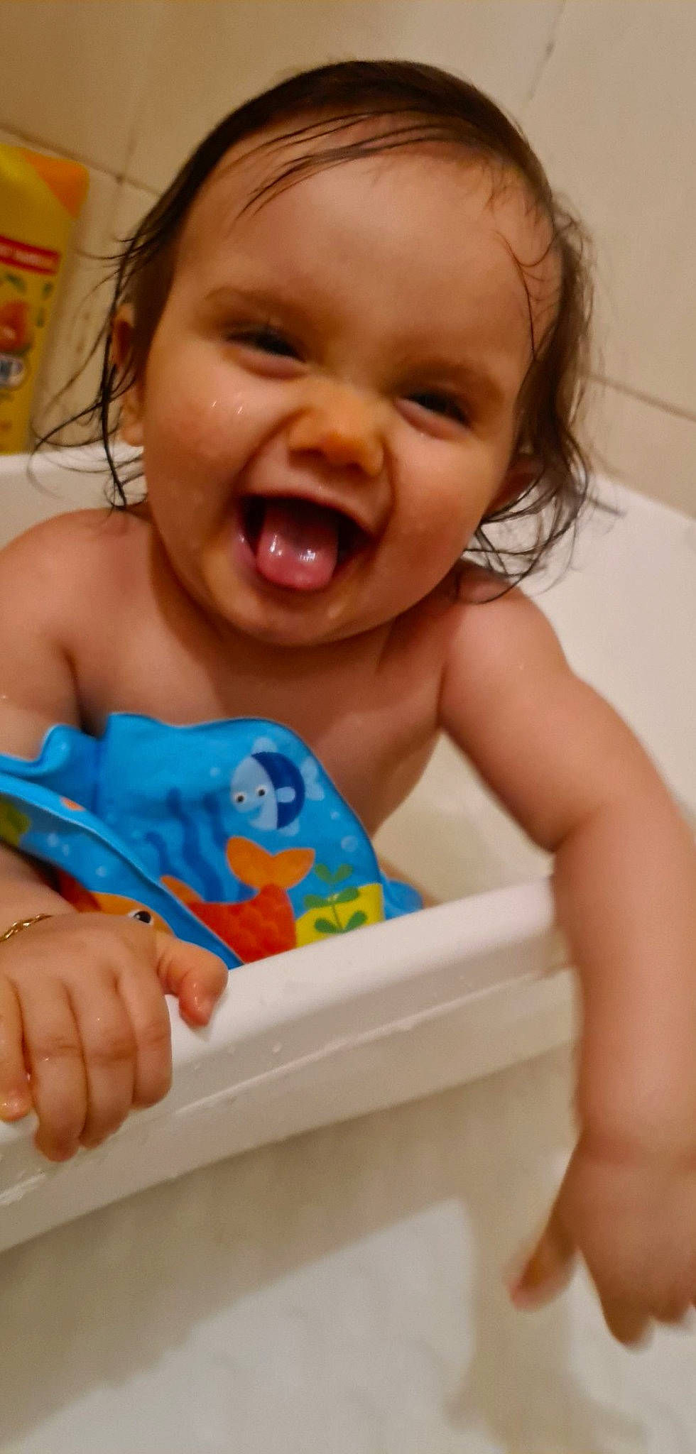 Mina participe au concours pour gagner de l'argent avec cette photo : baby, baby_playing_with_toys, baby_products, baby_toddler_clothing, beauty, cheek, child, face, facial_expression, finger, fun, happy, iris, mouth, nose, person, play, room, skin, smile