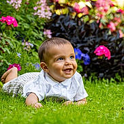 Maëllan participe au concours pour gagner de l'argent avec cette photo : baby, child, cute, eyes, flower, garden, grass, greenery, happy, head, lawn, nature, outdoor, plants, portrait, smile, summer, sunlight, toddler, white_clothing