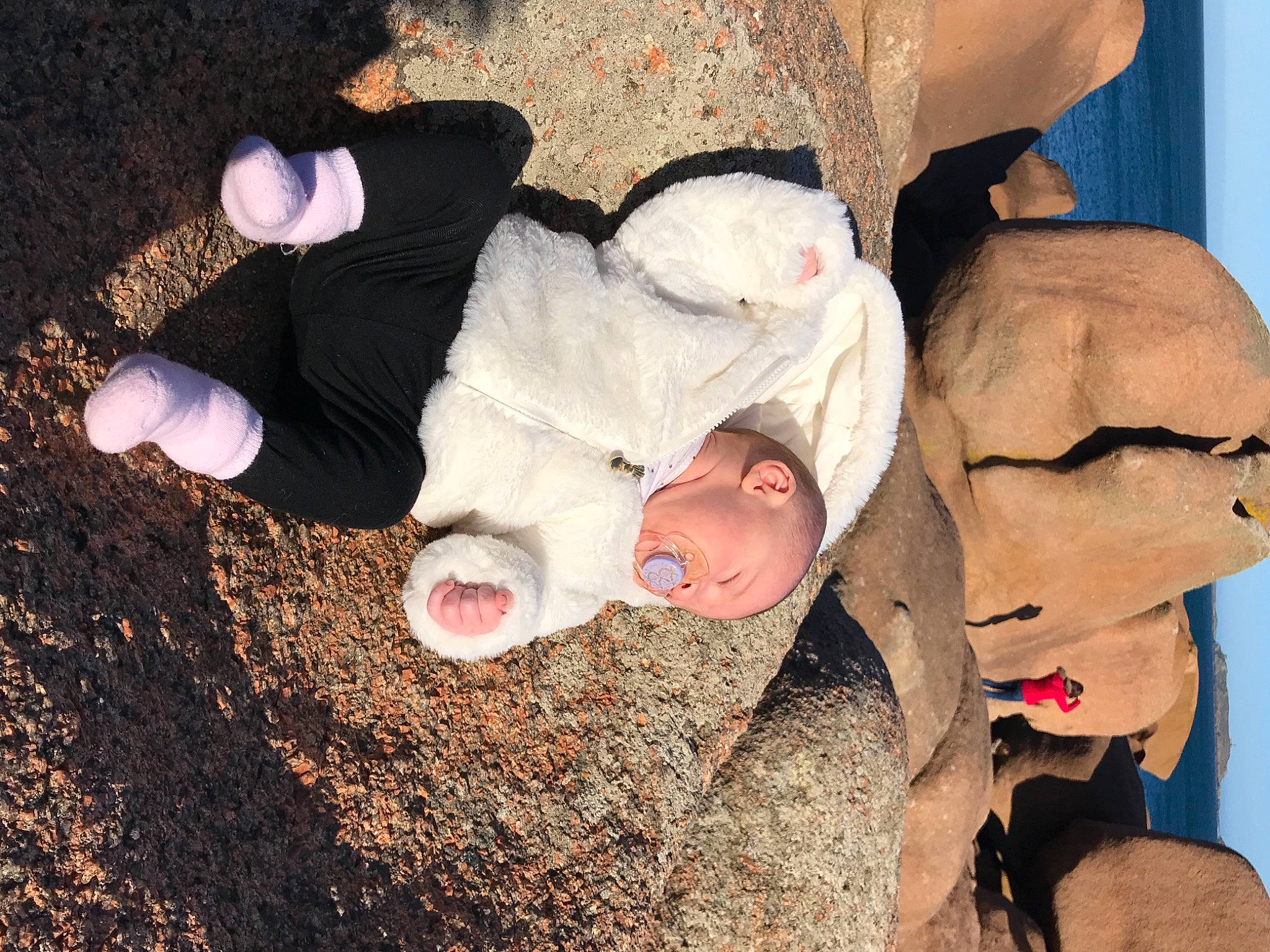 Ilana a rejoint le concours — aidez-le/la à gagner de superbes lots ! adventure, child, finger, flash_photography, fun, geology, gesture, grass, happy, leisure, organism, people_in_nature, person, rock, sand, sitting, sky, soil, thumb, tree