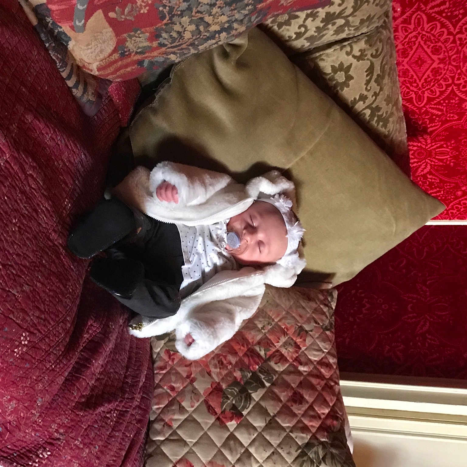 Ilana participe au concours pour gagner de l'argent avec cette photo : baby, baby_products, bed, bed_sheet, bedding, carmine, child, comfort, design, flooring, fur, linens, magenta, pattern, pink, red, room, tints_and_shades, toddler, wood