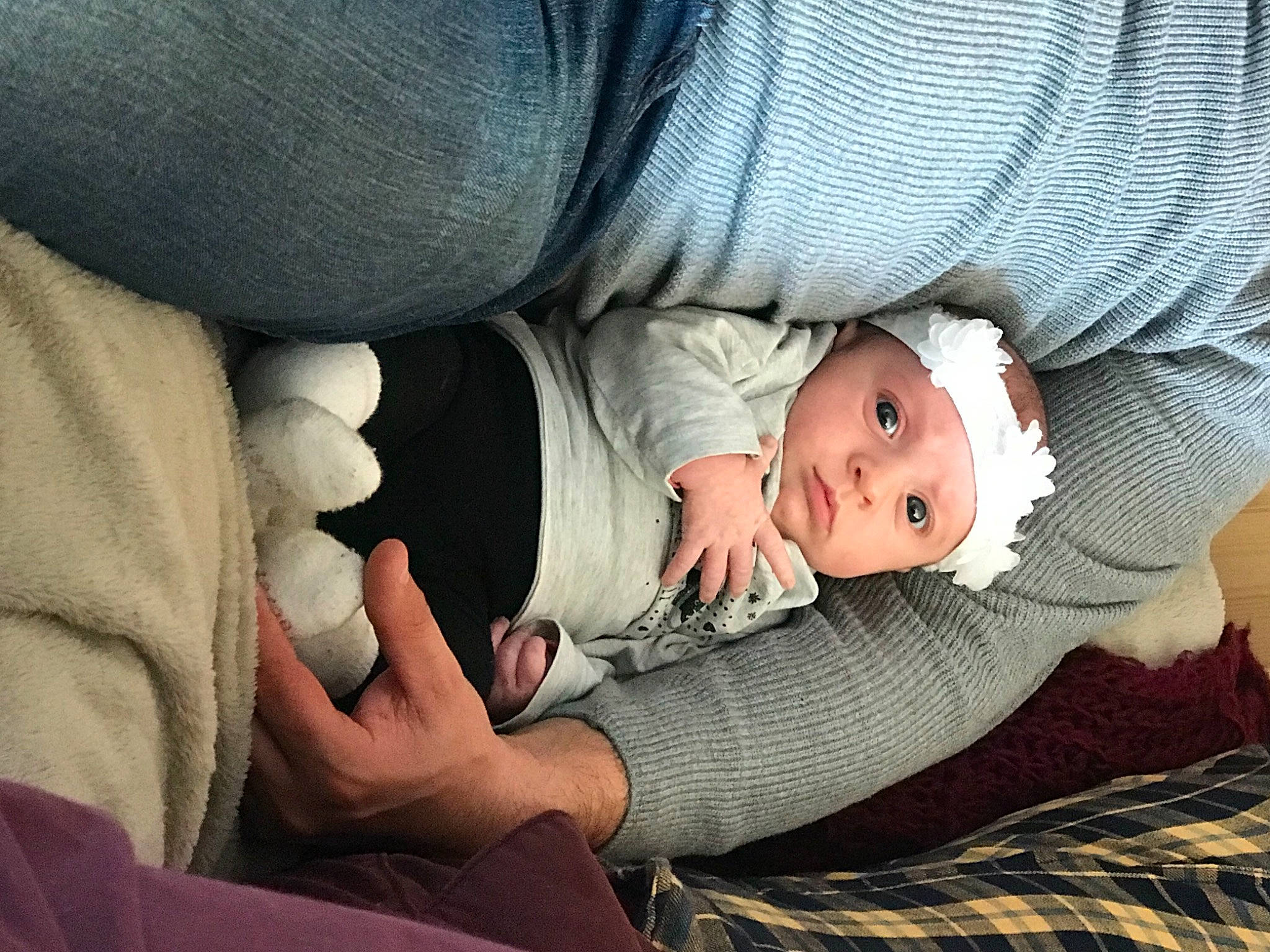 Ilana a rejoint le concours — aidez-le/la à gagner de superbes lots ! baby, baby_toddler_clothing, child, comfort, finger, gesture, hand, headwear, human_body, lap, leg, linens, mammal, person, sitting, skin, sleeve, textile, toddler, tree