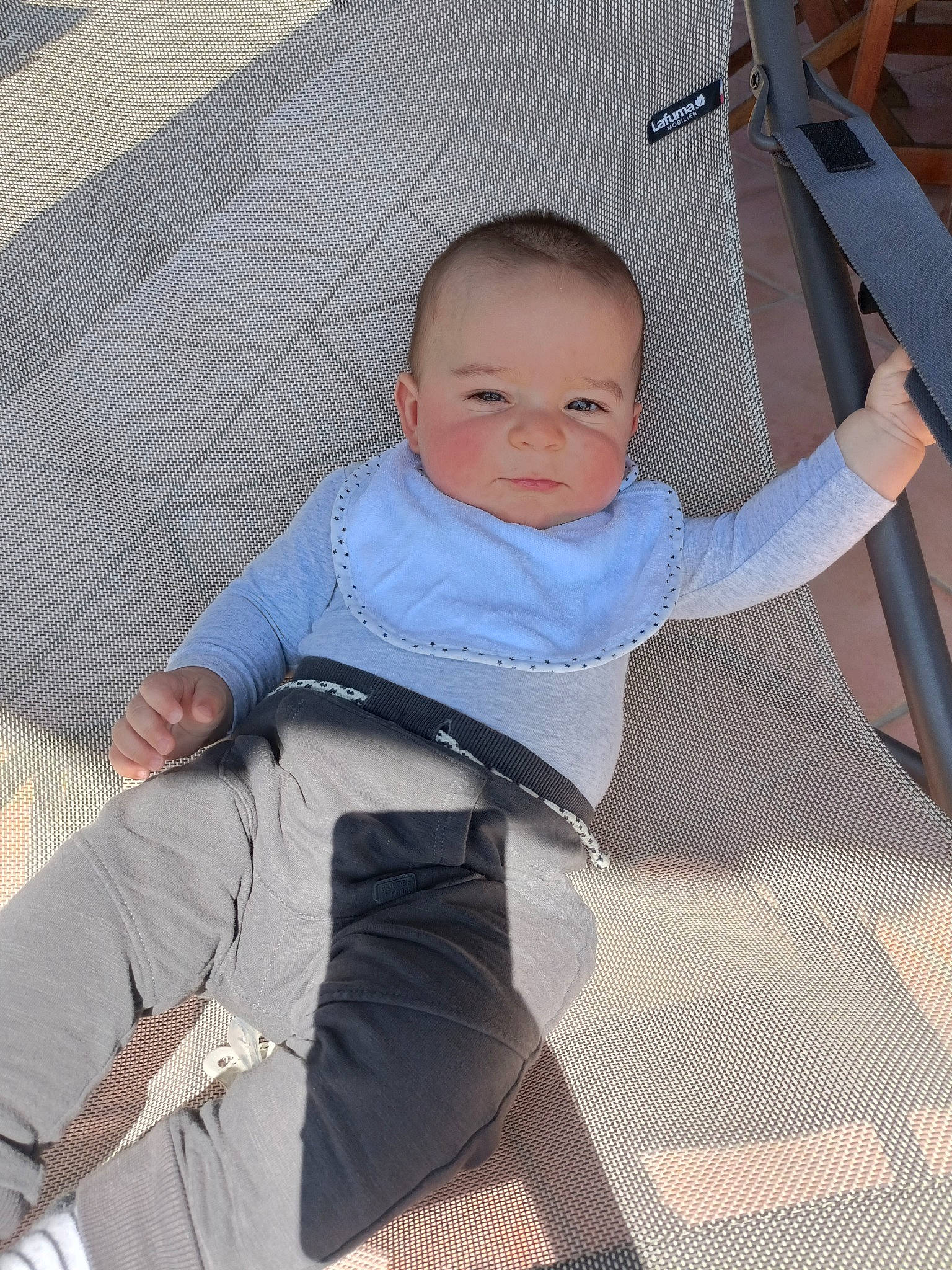 Louca participe au concours pour gagner de l'argent avec cette photo : baby, baby_carriage, baby_products, baby_toddler_clothing, chair, child, comfort, flooring, fun, lap, leisure, pattern, person, sitting, sock, tints_and_shades, toddler, vacation, wood