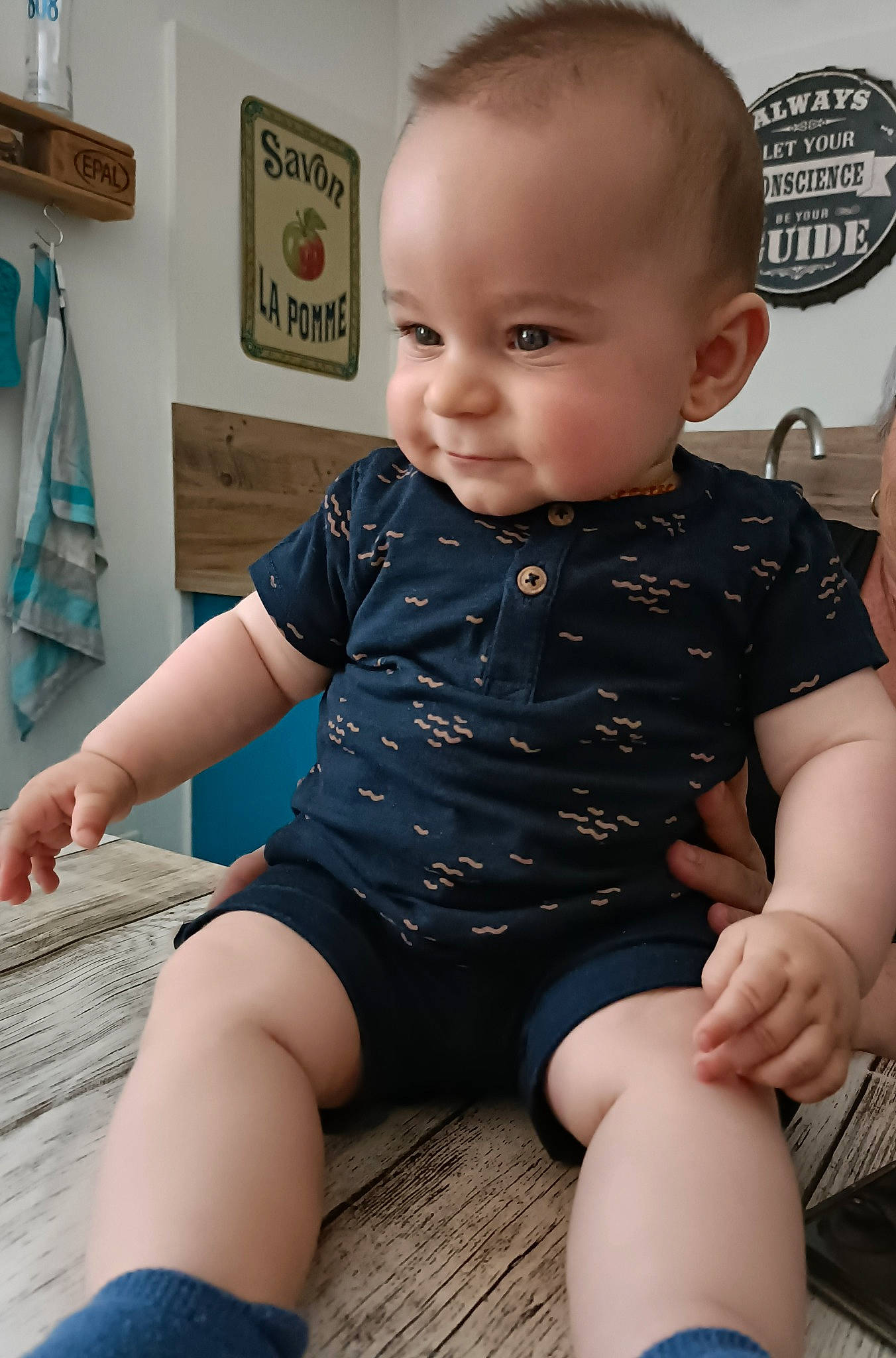 Louca participe au concours pour gagner de l'argent avec cette photo : baby_toddler_clothing, blue, cheek, chin, clothing, eye, head, human_body, iris, joint, leg, mouth, neck, organ, person, shoulder, skin, sleeve, smile, standing