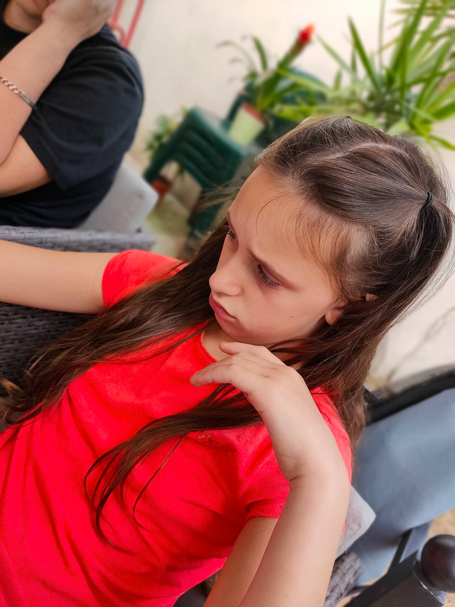 Odelya a rejoint le concours — aidez-le/la à gagner de superbes lots ! abdomen, black_hair, brown_hair, child, comfort, event, fun, gesture, grass, happy, hug, jewellery, leisure, long_hair, person, plant, recreation, shoulder, sitting, toddler