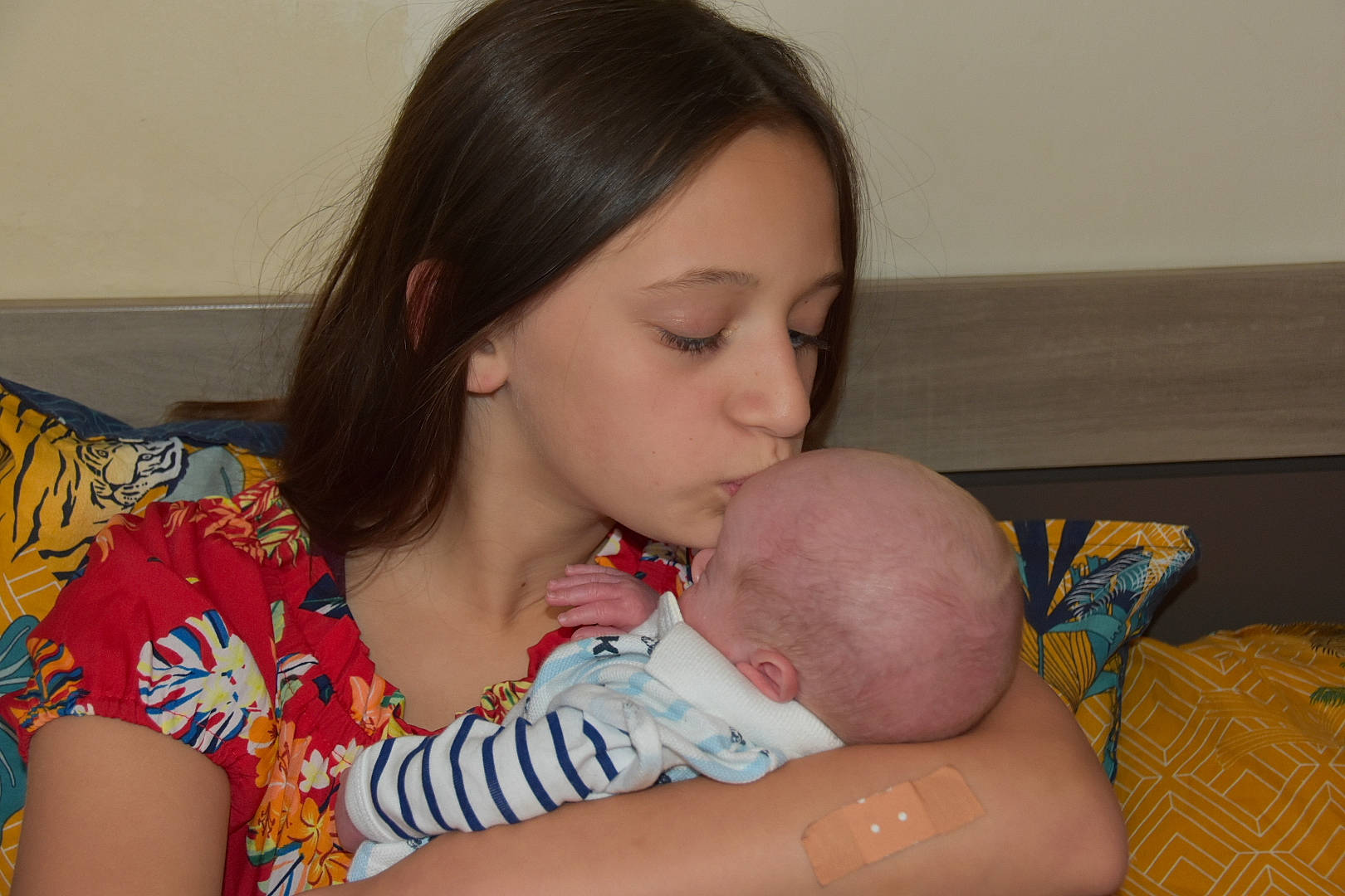 Odelya a rejoint le concours — aidez-le/la à gagner de superbes lots ! abdomen, arm, baby, cheek, comfort, couch, eyelash, facial_expression, finger, happy, human_body, joint, mouth, muscle, nail, neck, person, shoulder, skin, stomach