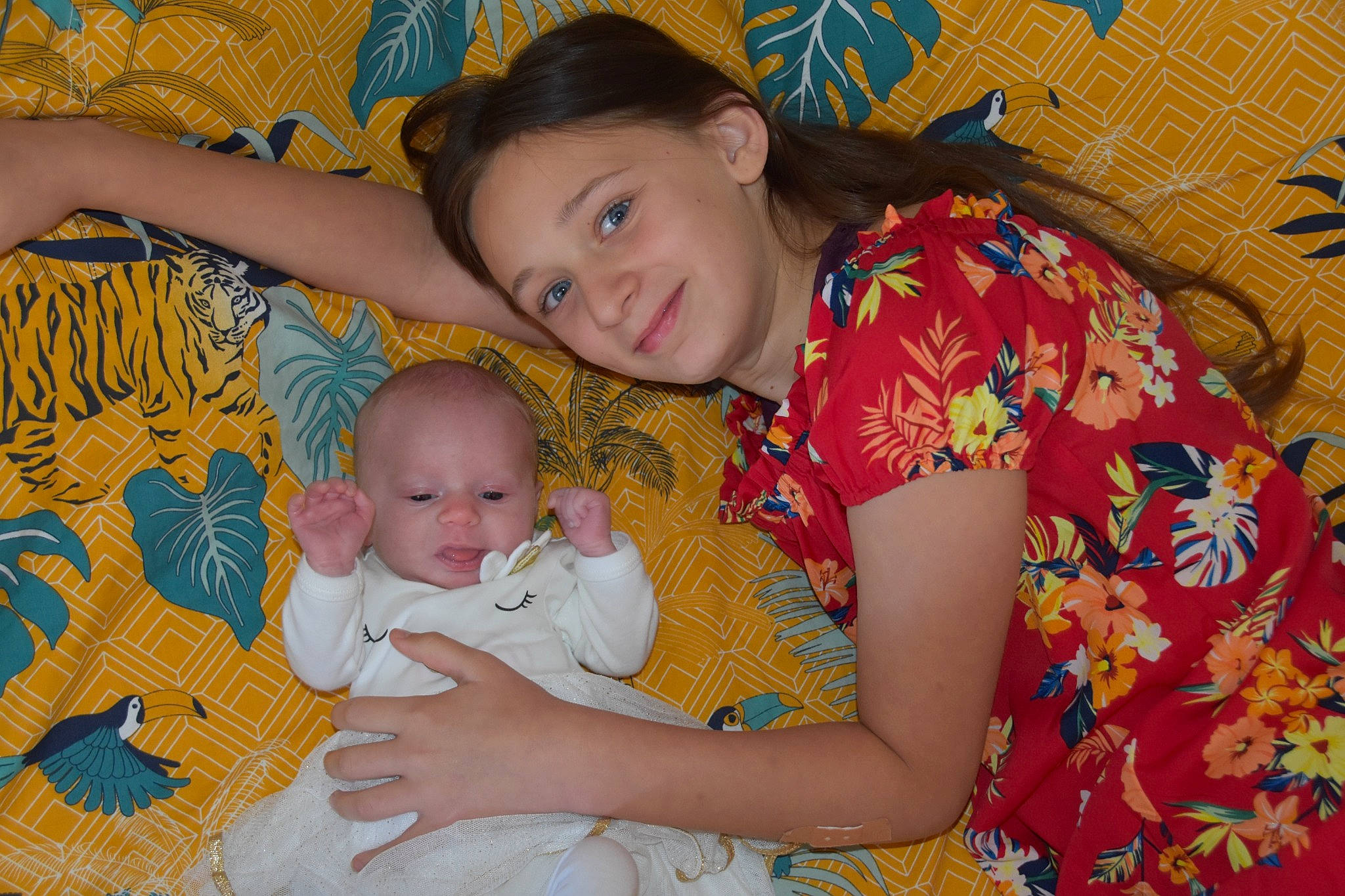 Odelya participe au concours pour gagner de l'argent avec cette photo : adaptation, baby, baby_toddler_clothing, cheek, eye, facial_expression, finger, fun, happy, head, human, human_body, iris, joy, lap, mouth, person, playing_with_kids, skin, smile