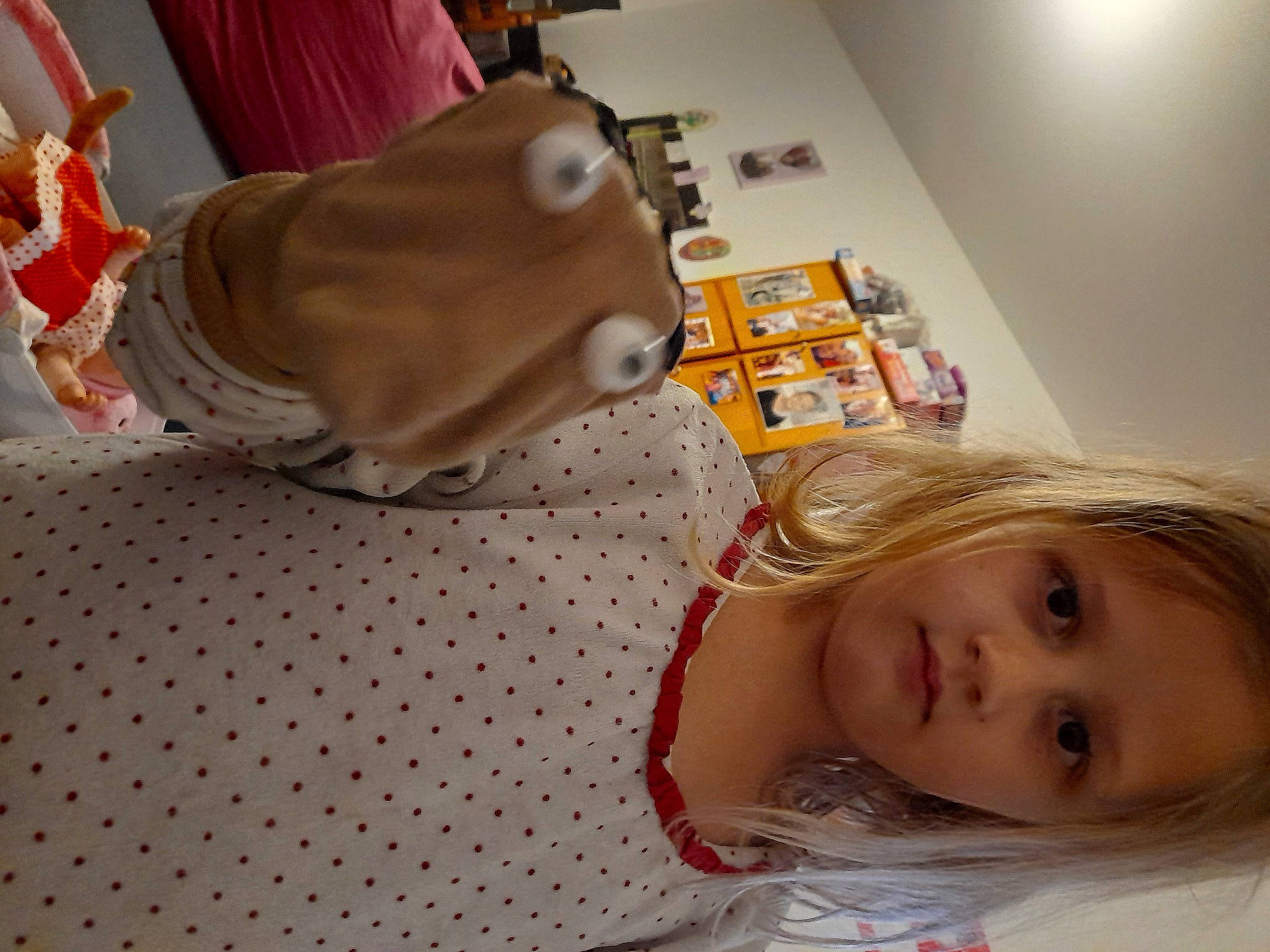 Océane participe au concours pour gagner de l'argent avec cette photo : carmine, child, flesh, fun, fur, ice_cream, icing, linens, mouth, paper, pattern, person, room, sweetness, toddler, toy