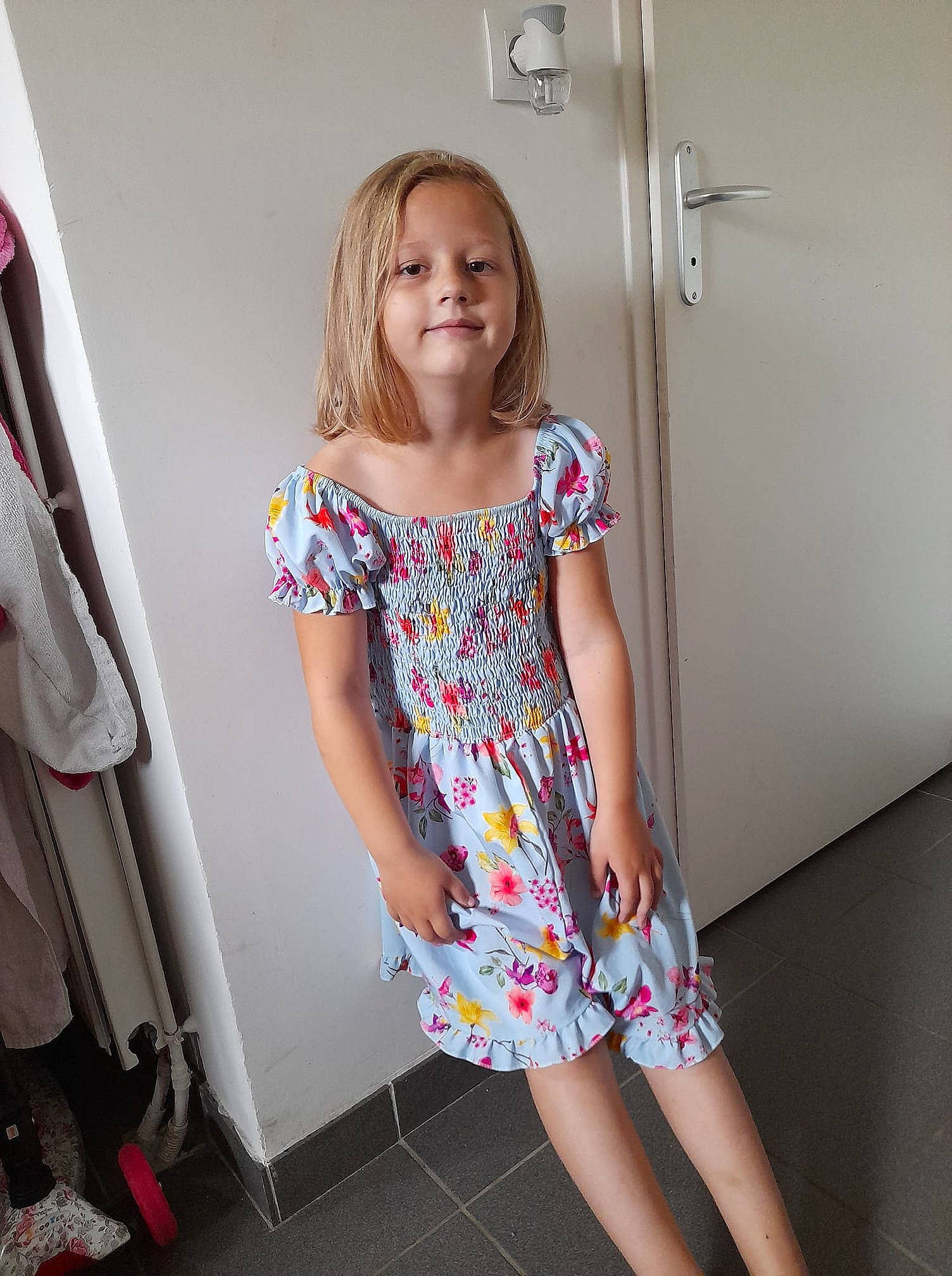 Océane a rejoint le concours — aidez-le/la à gagner de superbes lots ! day_dress, dress, fashion_design, flag, fun, happy, human_leg, joint, joy, magenta, neck, one_piece_garment, pattern, person, pink, shoulder, sleeve, smile, standing, street_fashion