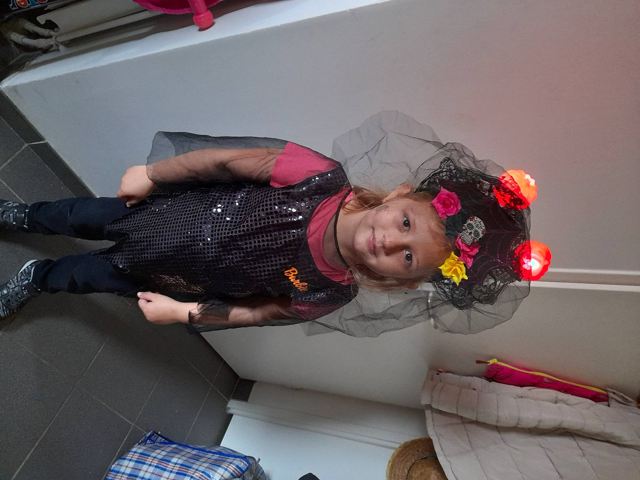 Océane a rejoint le concours — aidez-le/la à gagner de superbes lots ! carmine, child, comfort, costume, design, flooring, fun, headwear, human_leg, joy, knee, pattern, person, personal_protective_equipment, plaid, room, sitting, sock, tartan, thigh