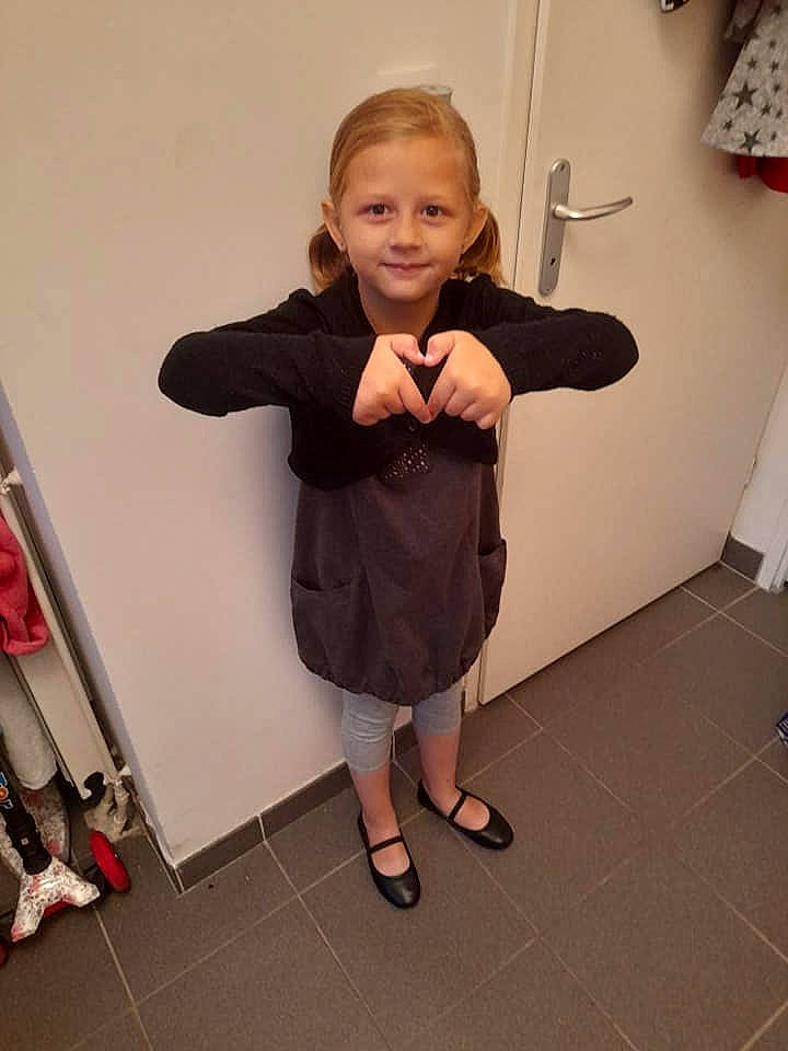 Océane a rejoint le concours — aidez-le/la à gagner de superbes lots ! baby_toddler_clothing, child, costume, door, event, flag, floor, flooring, formal_wear, fun, gesture, happy, joy, person, sandal, shoe, shoulder, sleeve, smile, suit