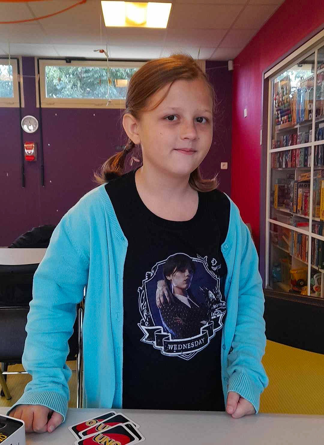 Océane participe au concours pour gagner de l'argent avec cette photo : blond, chair, child, cooking, desk, fun, hairstyle, hoodie, job, joint, joy, person, plate, room, shelf, shoulder, sleeve, standing, t_shirt, table