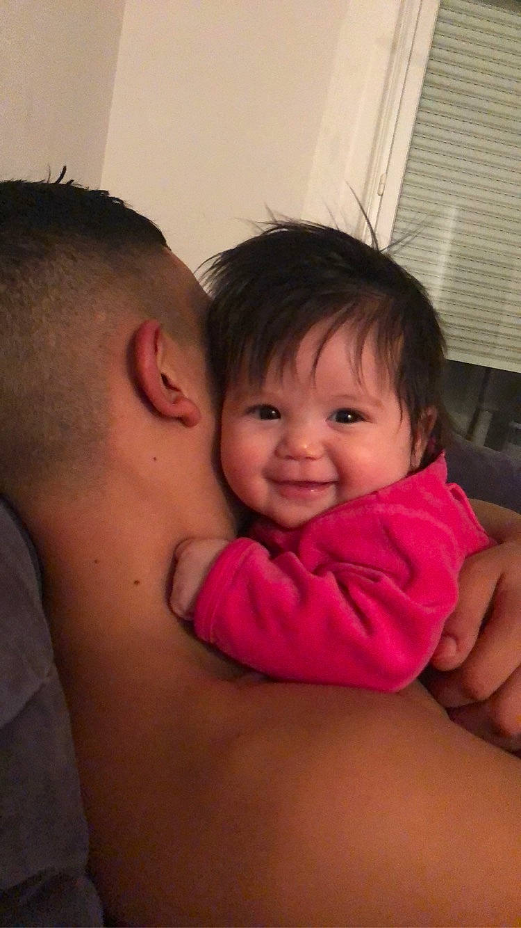 Liya a rejoint le concours — aidez-le/la à gagner de superbes lots ! arm, cheek, comfort, eye, eyebrow, gesture, hair, hand, happy, iris, joint, joy, lip, mouth, muscle, neck, nose, person, shoulder, skin