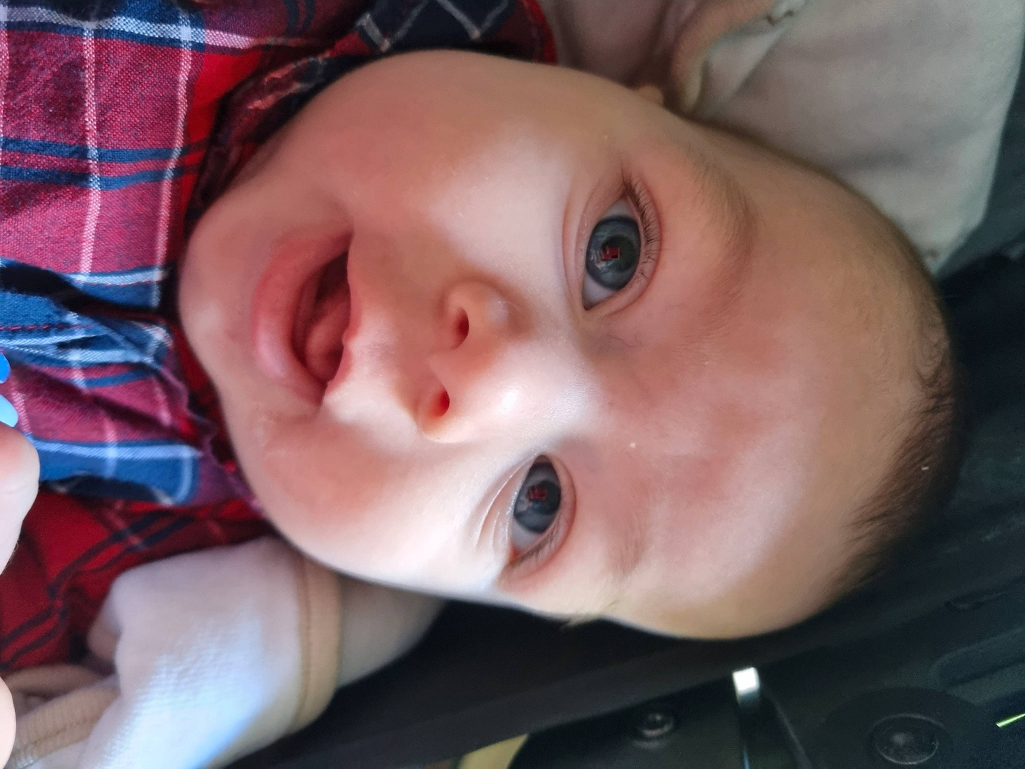 Adam a rejoint le concours — aidez-le/la à gagner de superbes lots ! baby, baby_toddler_clothing, cheek, child, close_up, ear, eyelash, fun, happy, human_body, iris, lip, mammal, mouth, nose, person, skin, smile, tartan, throat