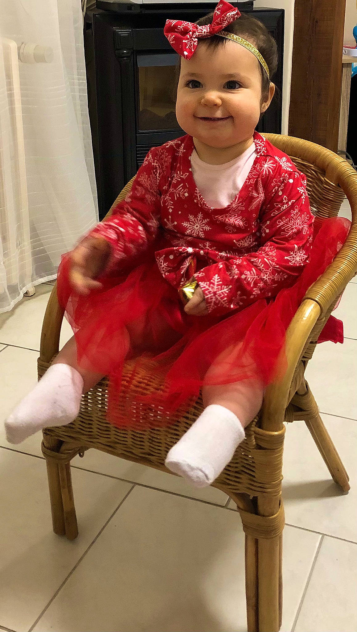 Rose participe au concours pour gagner de l'argent avec cette photo : baby_toddler_clothing, beauty, chair, comfort, curtain, face, fashion_design, happy, human_body, human_leg, joy, knee, lap, leg, person, red, skin, sleeve, smile, thigh