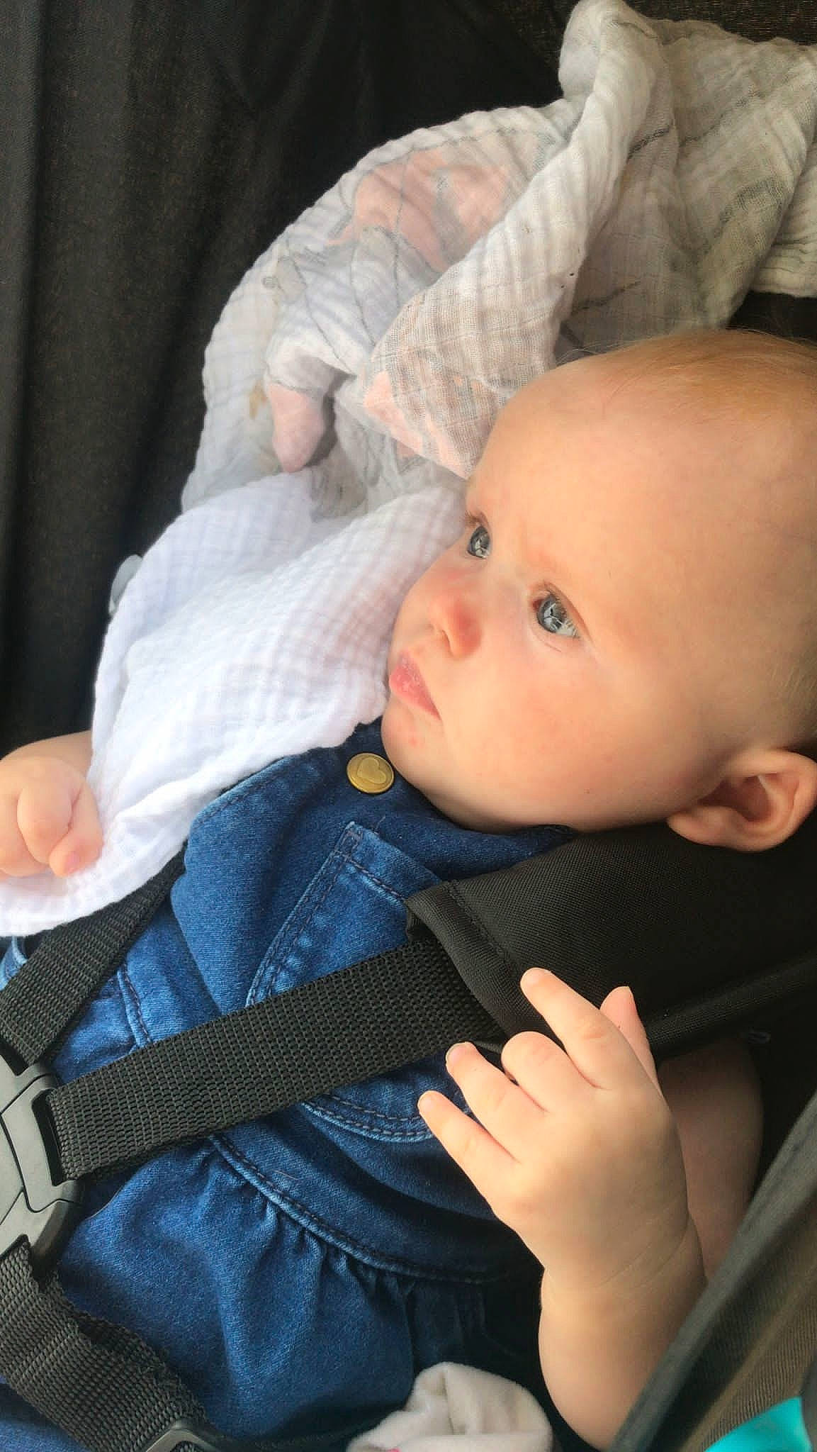 Luna participe au concours pour gagner de l'argent avec cette photo : baby, baby_toddler_clothing, cheek, child, chin, comfort, electric_blue, eye, eyebrow, finger, gesture, hand, iris, lip, nose, person, sitting, skin, sleeve, thumb