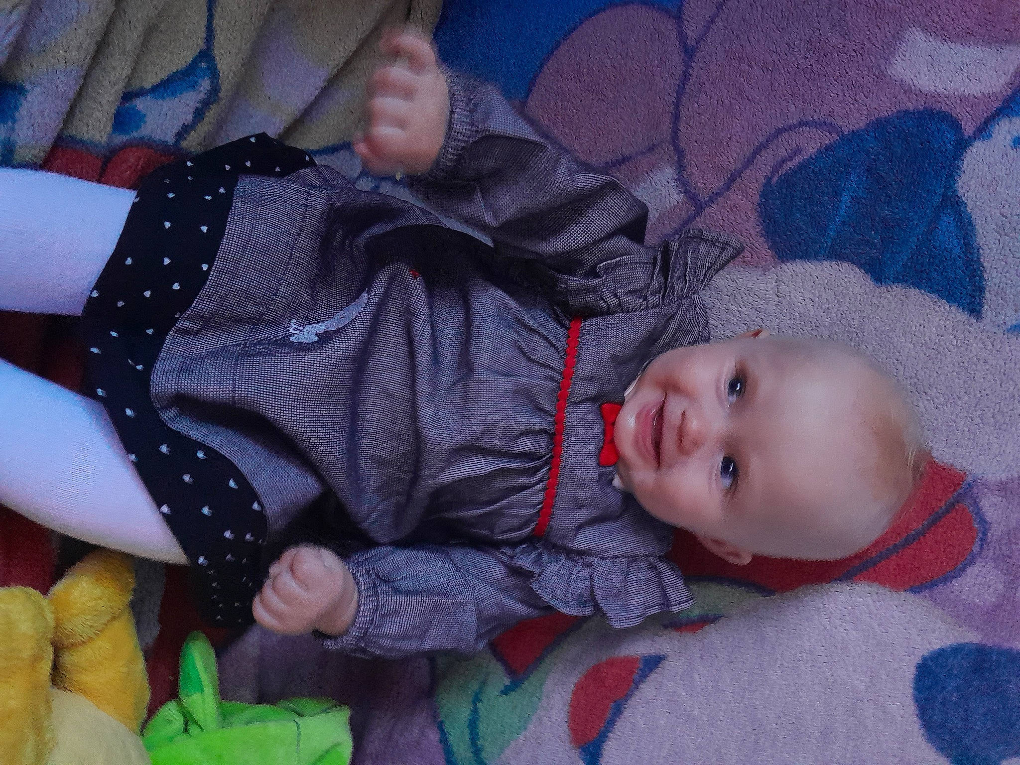 Luna participe au concours pour gagner de l'argent avec cette photo : baby, baby_toddler_clothing, cheek, child, comfort, fruit, fun, gesture, hand, happy, human_body, mouth, pattern, person, plant, purple, skin, smile, textile, toddler