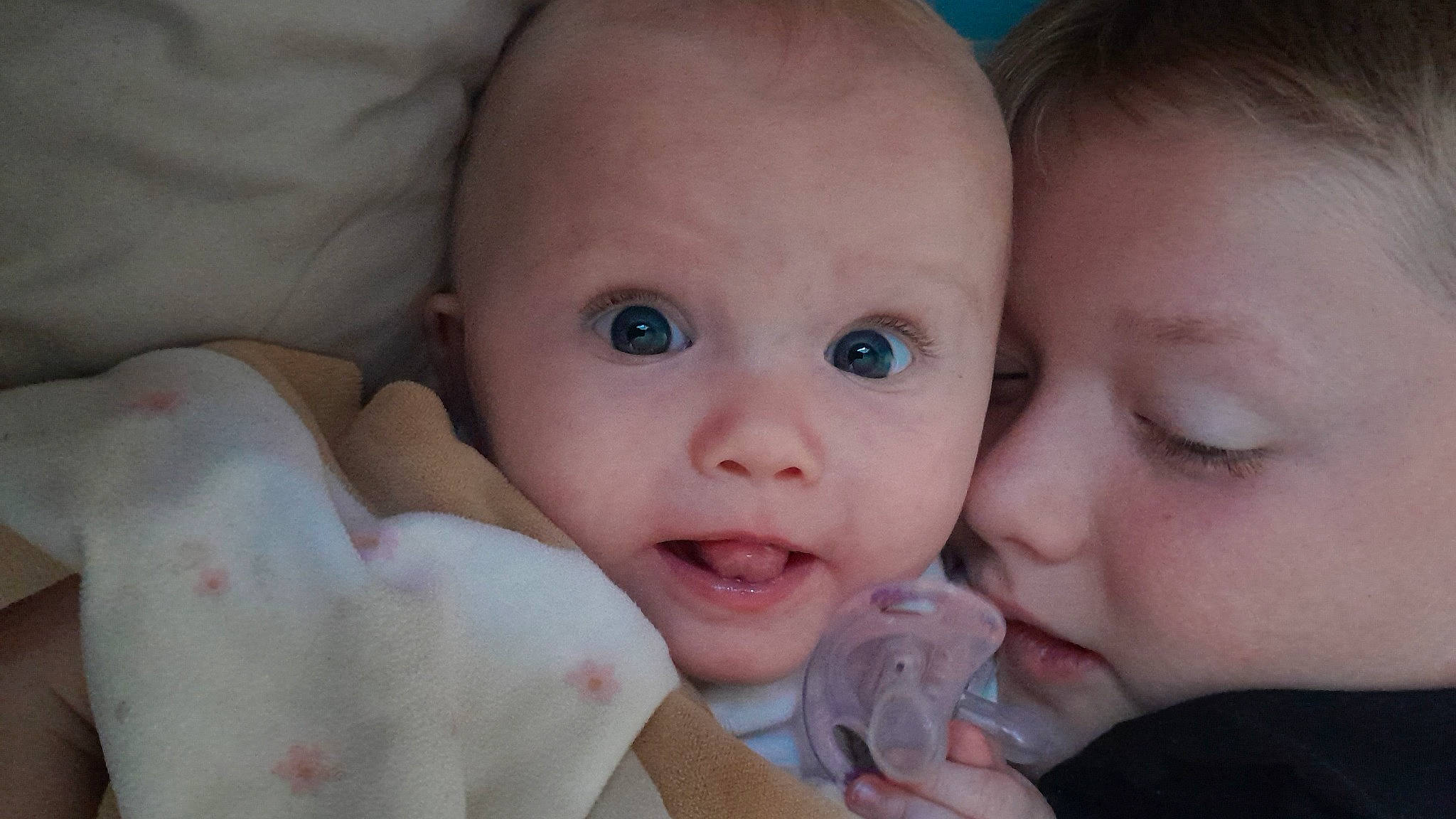 Luna participe au concours pour gagner de l'argent avec cette photo : baby, baby_toddler_clothing, cheek, child, ear, eyelash, finger, gesture, hand, happy, iris, lip, mouth, nail, nose, person, pink, skin, smile, thumb