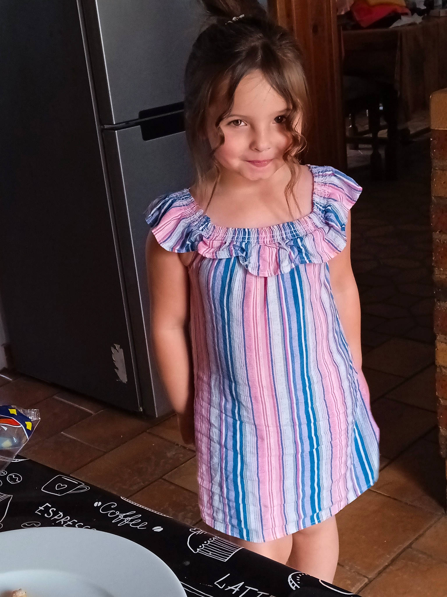 Amelie a rejoint le concours — aidez-le/la à gagner de superbes lots ! child, day_dress, dishware, dress, electric_blue, fashion_design, fun, human_leg, joy, magenta, one_piece_garment, pattern, person, plate, purple, serveware, shoulder, smile, tableware, textile