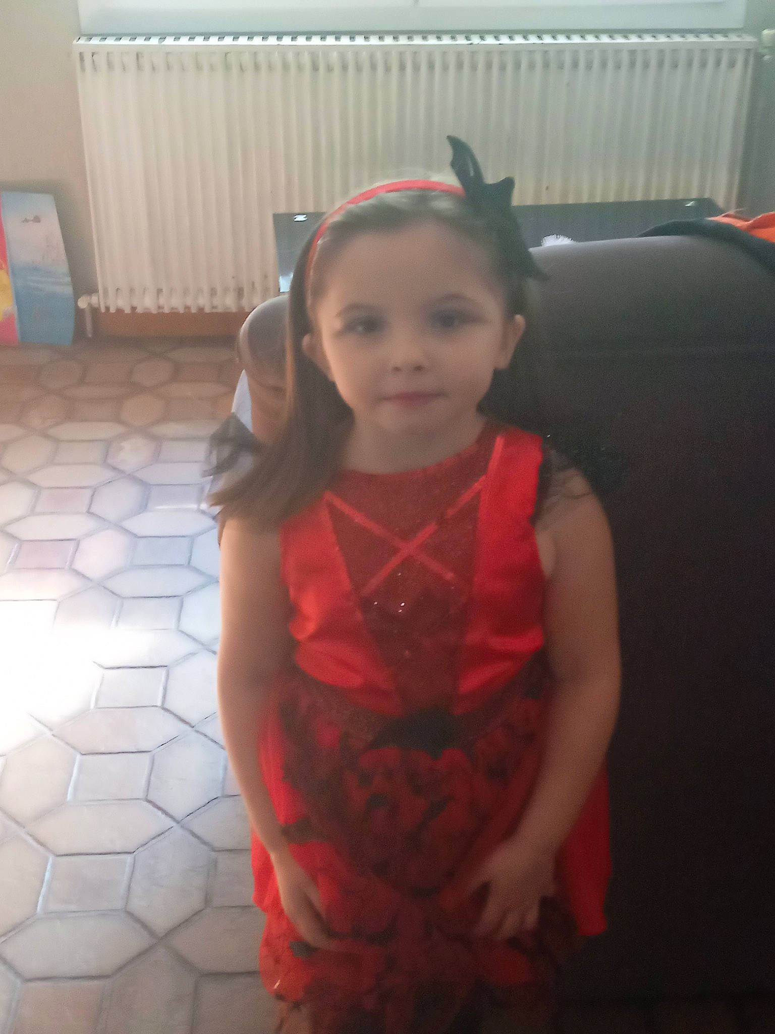 Amelie participe au concours pour gagner de l'argent avec cette photo : baby_toddler_clothing, chair, chin, dress, event, flooring, formal_wear, fun, happy, head, iris, long_hair, magenta, pattern, person, room, skin, sleeve, standing, thumb