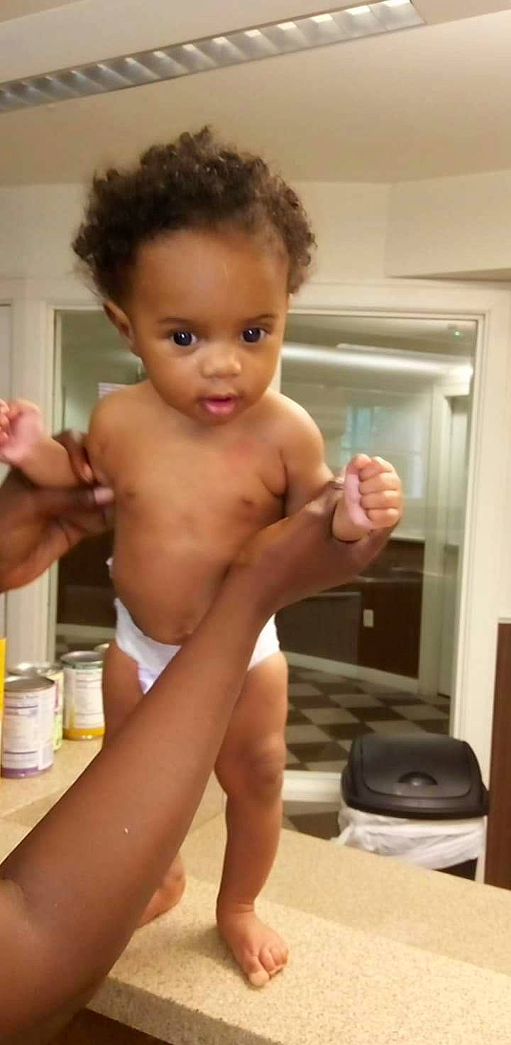 Lee is registered to the contest to win money with this photo: abdomen, arm, baby, cheek, chest, finger, gesture, hand, joint, mouth, muscle, neck, person, shoulder, skin, standing, stomach, thigh, thumb, toddler