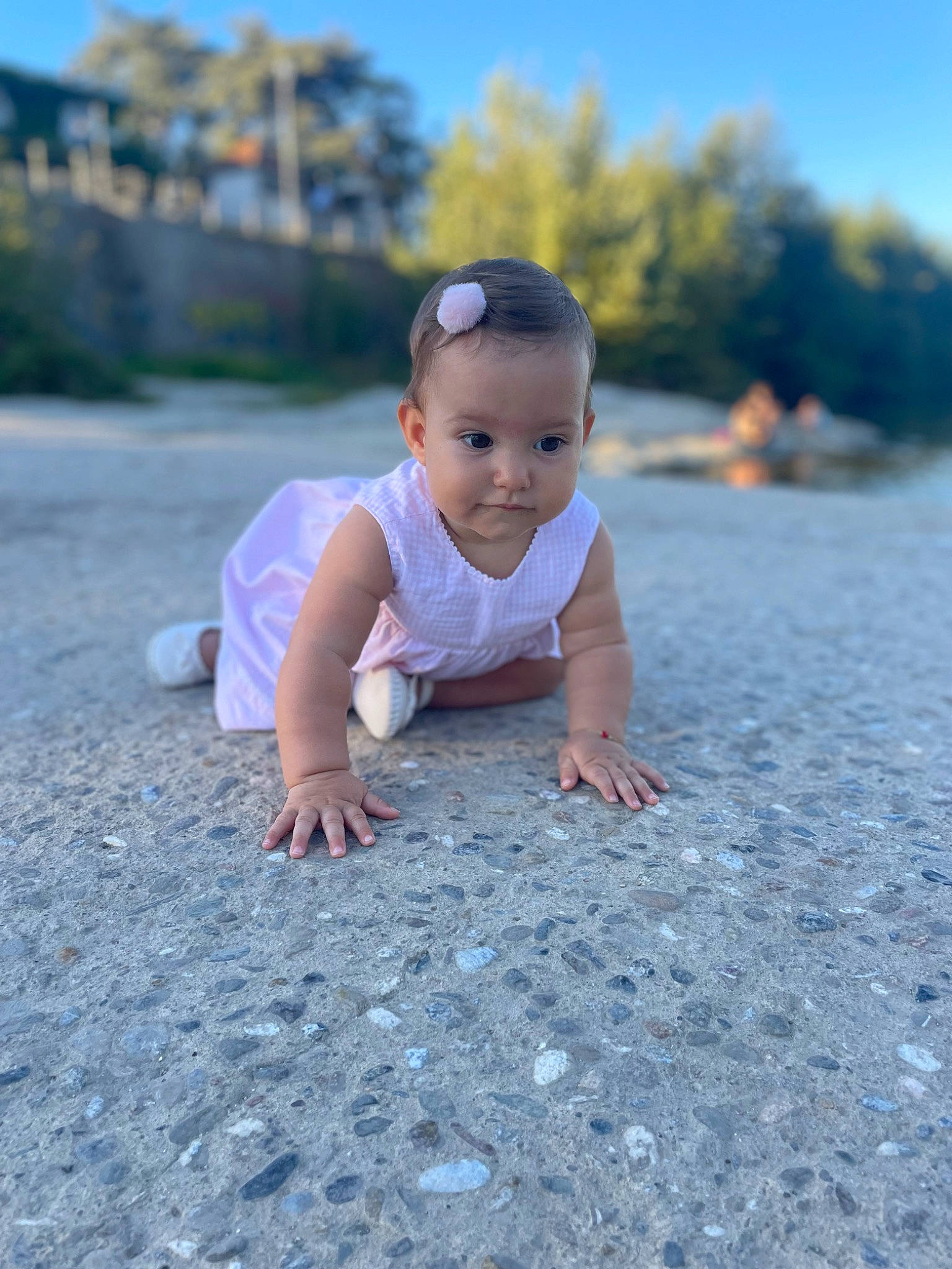 Deizi a rejoint le concours — aidez-le/la à gagner de superbes lots ! asphalt, azure, baby, baby_toddler_clothing, body_of_water, child, flash_photography, flooring, fun, grass, happy, leaf, people_in_nature, person, road_surface, sand, sky, smile, standing, toddler