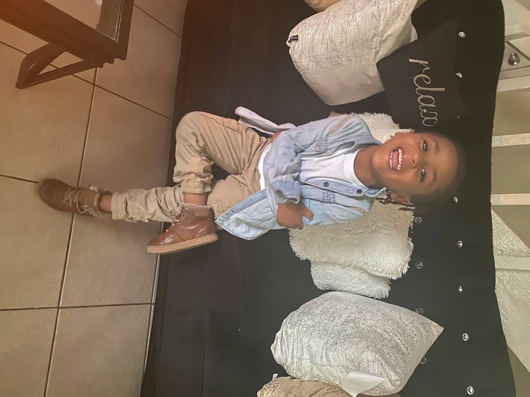 Jakai is registered to the contest to win money with this photo: comfort, elbow, floor, flooring, foot, hairstyle, happy, hat, human_body, human_leg, joint, joy, knee, leg, mouth, person, room, sitting, sleeve, smile