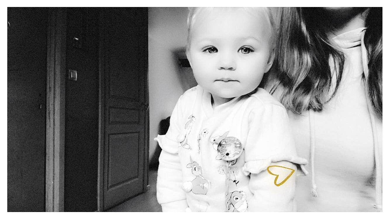 Amalia participe au concours pour gagner de l'argent avec cette photo : baby, black_and_white, cheek, child, eye, monochrome, monochrome_photography, person, photograph, photography, portrait, portrait_photography, product, room, smile, snapshot, stock_photography, style, toddler, white