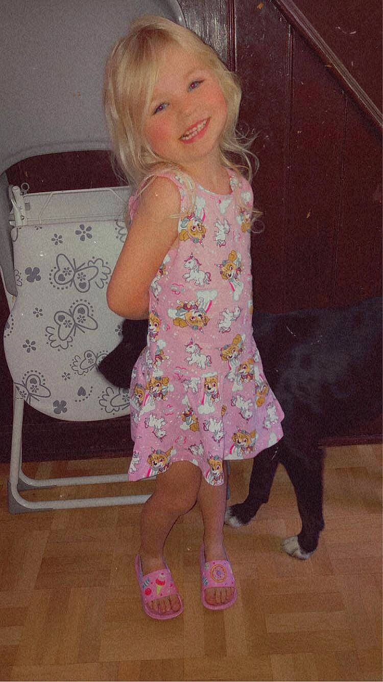 Amalia a rejoint le concours — aidez-le/la à gagner de superbes lots ! baby_toddler_clothing, beauty, dress, floor, flooring, fun, happy, human_leg, joy, leg, magenta, organ, pattern, person, pink, purple, sandal, skin, sleeve, smile