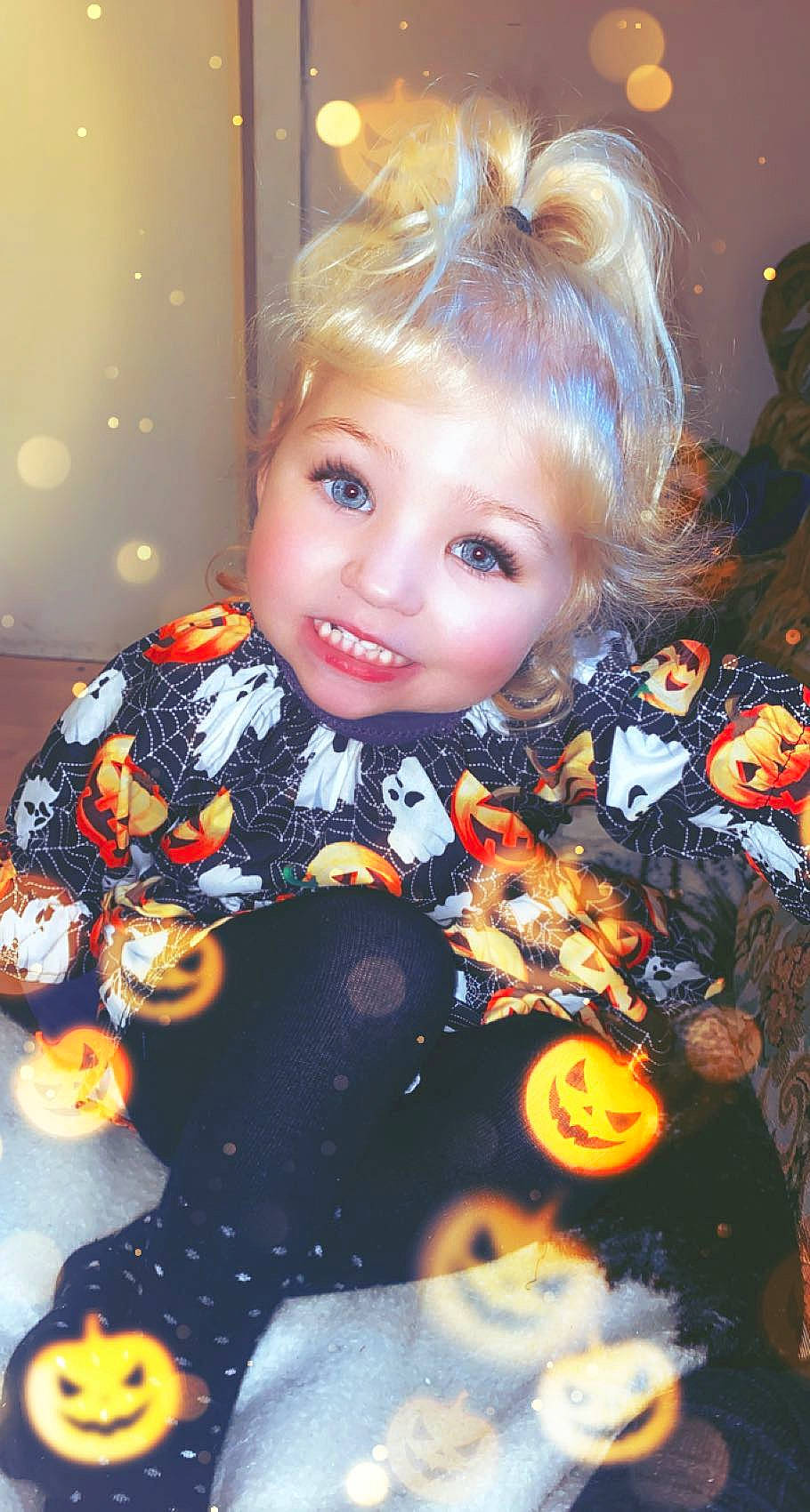 Amalia a rejoint le concours — aidez-le/la à gagner de superbes lots ! baby_toddler_clothing, blond, brown_hair, calabaza, cheek, child, doll, eye, eyelash, fashion_accessory, fun, happy, head, headgear, iris, joy, orange, person, smile, toddler