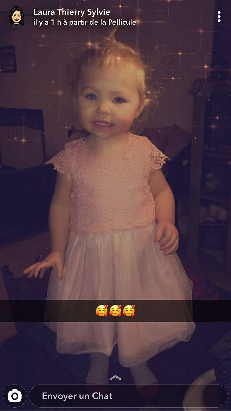 Amalia a rejoint le concours — aidez-le/la à gagner de superbes lots ! child, dress, iris, person, smile, snapshot, standing, toddler