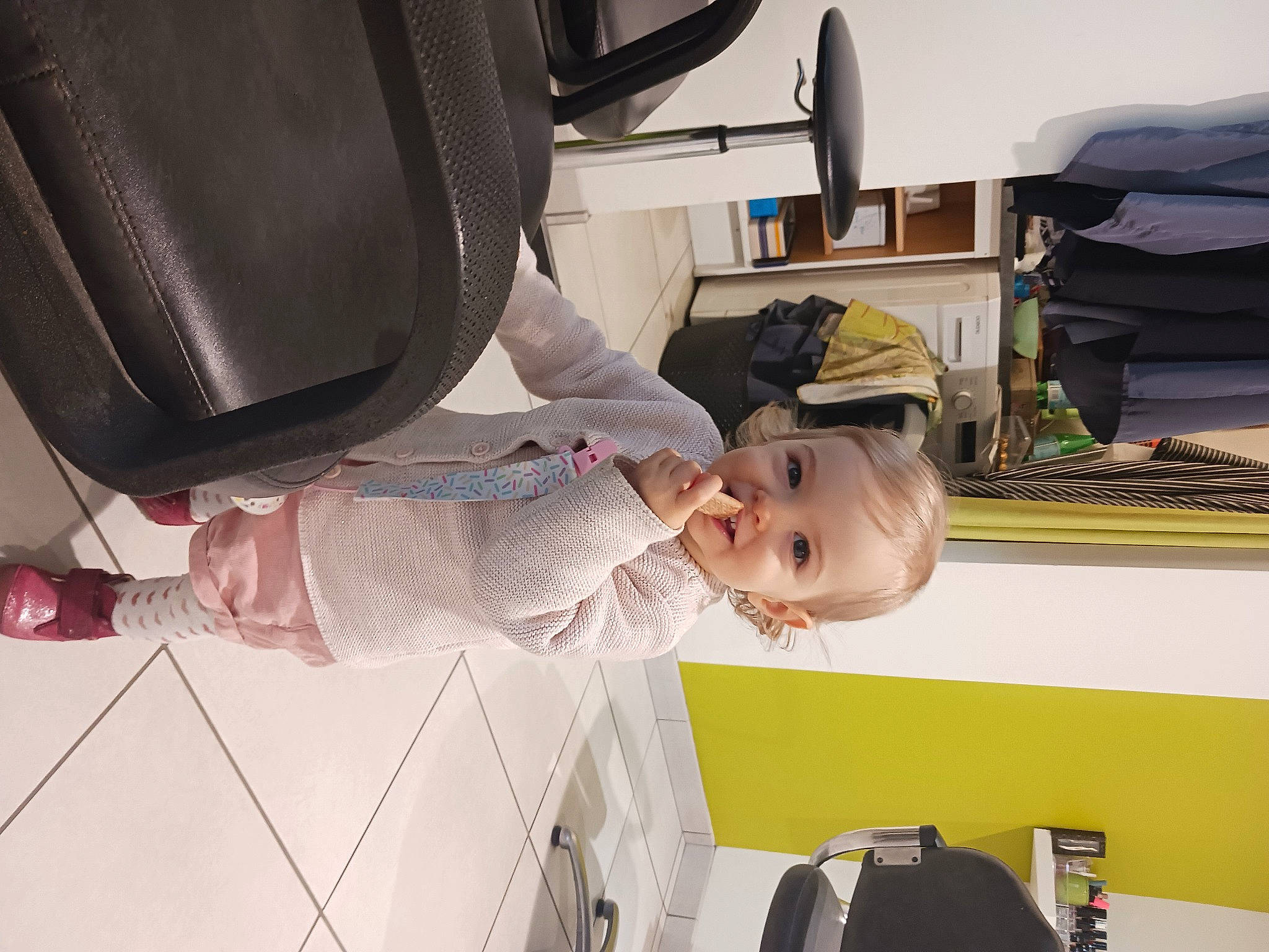 Mya participe au concours pour gagner de l'argent avec cette photo : baby, baby_products, baby_toddler_clothing, bag, baggage, child, comfort, fun, happy, hat, joy, luggage_and_bags, person, room, smile, suit, toddler, vacation