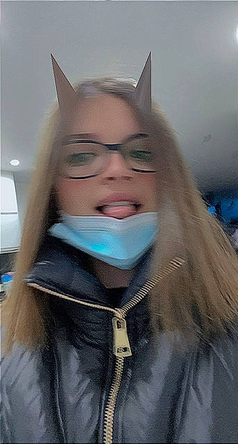 Lana participe au concours pour gagner de l'argent avec cette photo : cool, costume, electric_blue, eye, eyebrow, eyewear, face, fictional_character, fun, fur, glove, jaw, justice_league, mouth, outerwear, person, personal_protective_equipment, selfie, sleeve, street_fashion