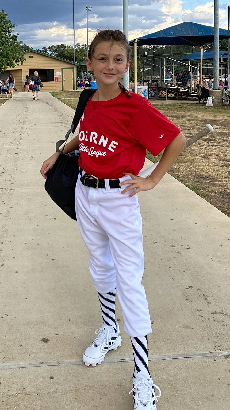 Eve is registered to the contest to win money with this photo: belt, blazer, denim, electric_blue, eyewear, fashion_design, fun, human_leg, jewellery, joy, knee, leisure, magenta, person, recreation, sleeve, smile, sportswear, t_shirt, thigh