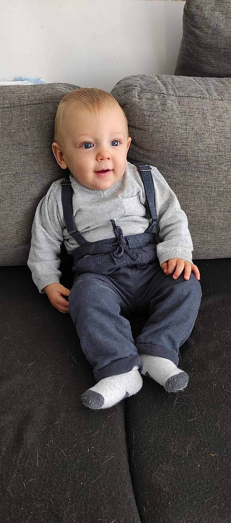 Milann a rejoint le concours — aidez-le/la à gagner de superbes lots ! baby, baby_toddler_clothing, cheek, child, collar, dress_shirt, eye, face, facial_expression, flash_photography, flooring, grey, hair, leg, person, sitting, skin, sleeve, smile, t_shirt