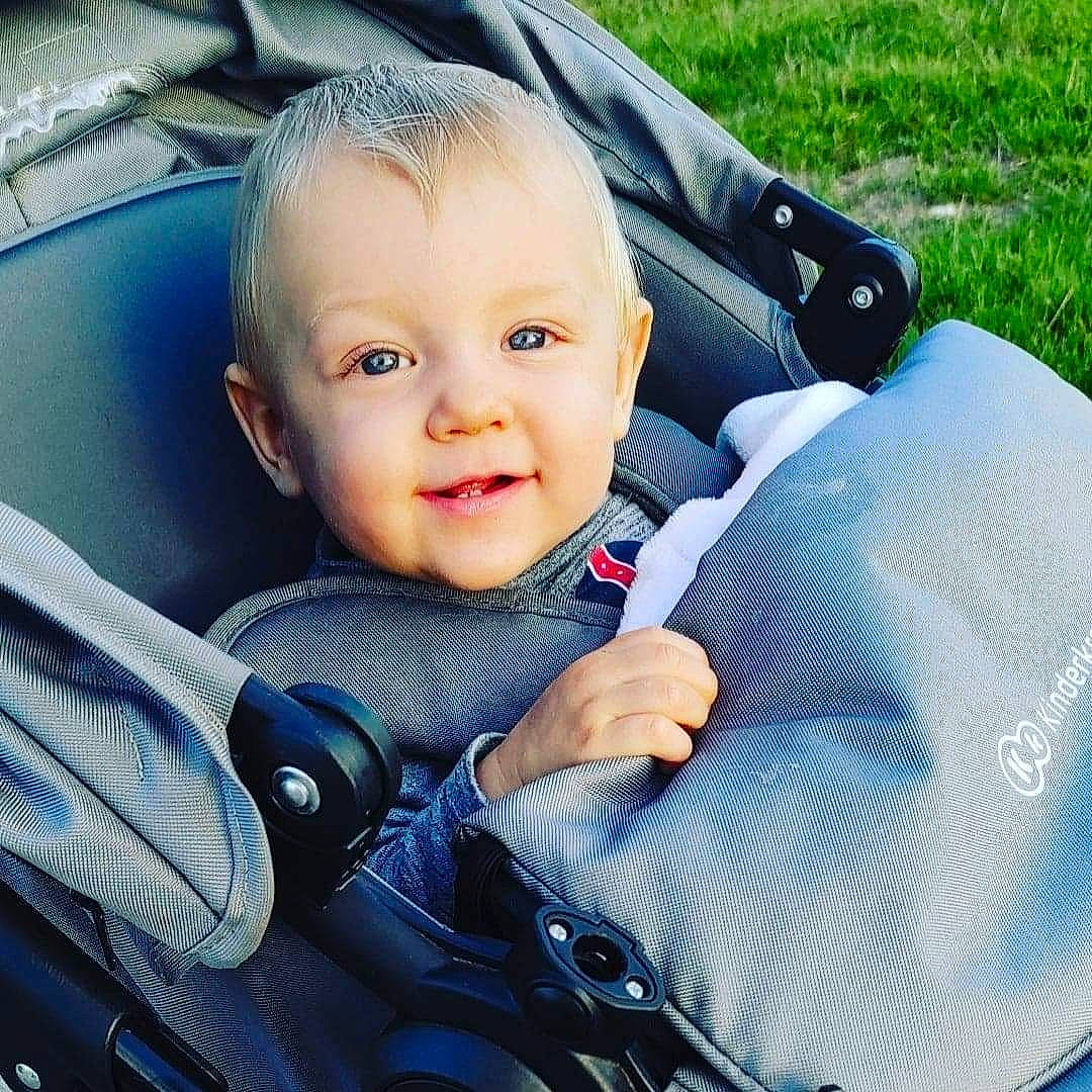 Milann participe au concours pour gagner de l'argent avec cette photo : auto_part, baby, baby_carriage, baby_in_car_seat, baby_products, baby_safety, baby_toddler_clothing, car_seat, child, comfort, cool, electric_blue, grass, happy, joy, lap, person, plant, sitting, smile
