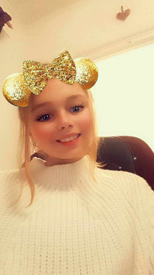 Inès participe au concours pour gagner de l'argent avec cette photo : bridal_accessory, child, clothing, costume_accessory, crown, dress, ear, fashion_accessory, fun, hair, hair_accessory, head, headband, headgear, headpiece, headwear, jewellery, joy, lip, person