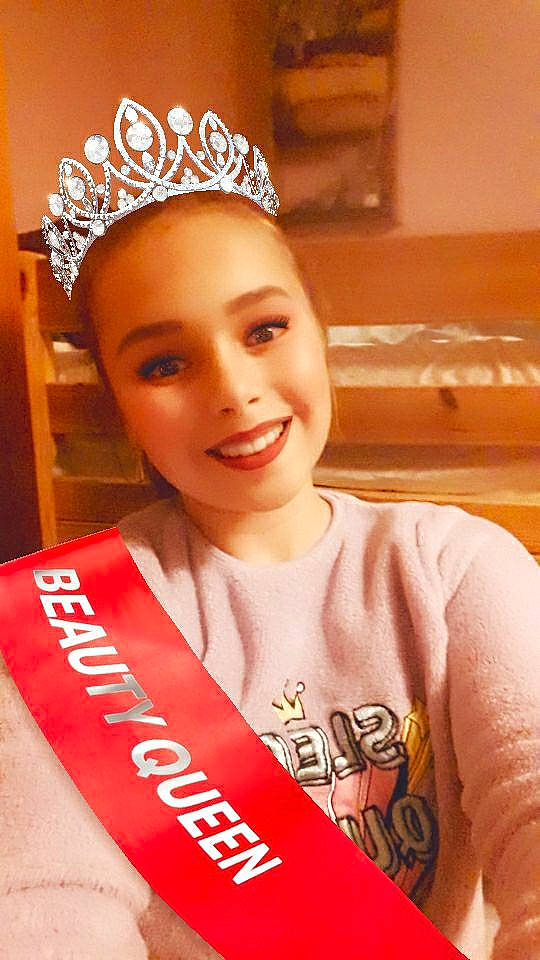 Inès a rejoint le concours — aidez-le/la à gagner de superbes lots ! clothing, crown, fashion_accessory, hair_accessory, headband, headgear, headpiece, joy, person