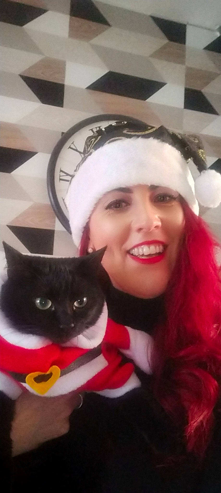 Lucky participe au concours pour gagner de l'argent avec cette photo : black_cat, carnivore, cat, costume_accessory, domestic_short_haired_cat, eyebrow, felidae, fur, hair_accessory, headband, headgear, headpiece, long_hair, makeover, selfie, small_to_medium_sized_cats, tooth, vertebrate, whiskers