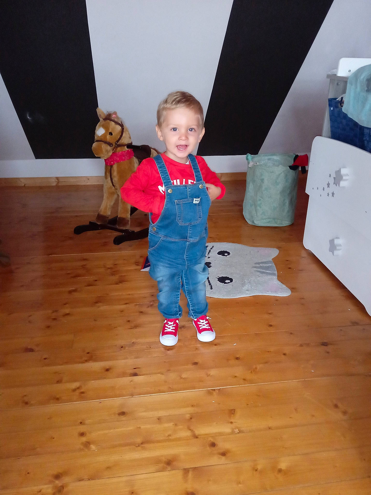 Rafaël a rejoint le concours — aidez-le/la à gagner de superbes lots ! baby, baby_toddler_clothing, child, floor, flooring, foot, fun, hardwood, laminate_flooring, leg, person, play, room, sitting, smile, t_shirt, toddler, varnish, wood, wood_flooring