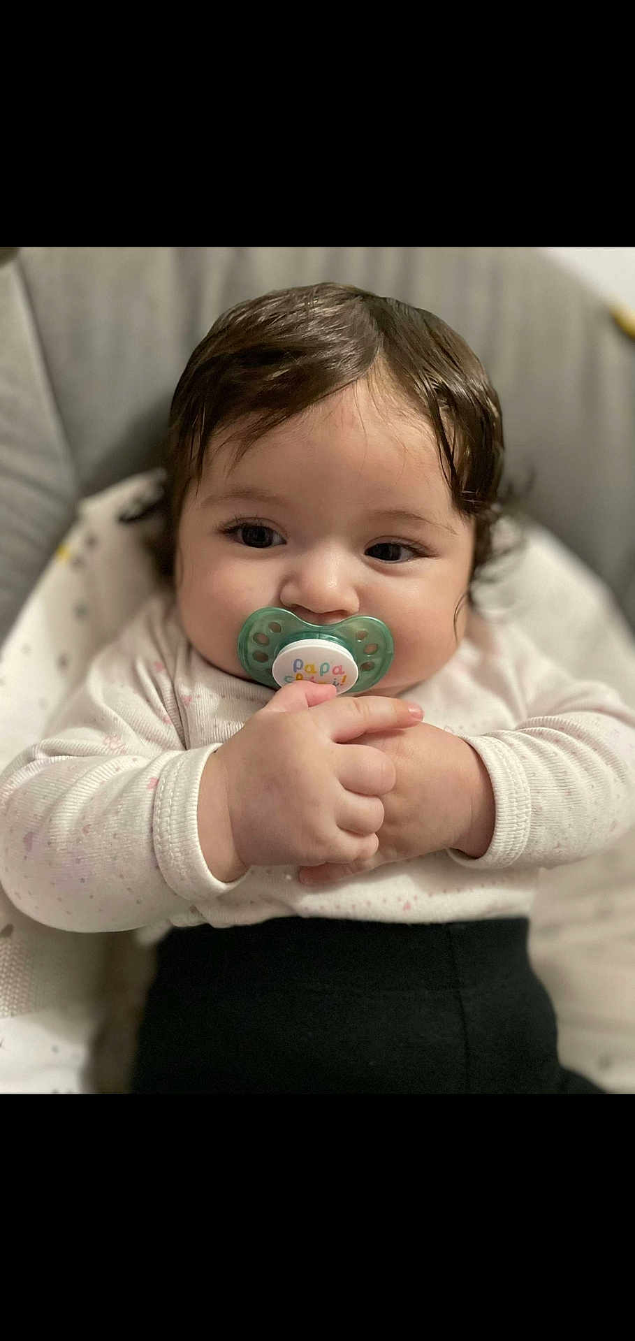 Joury participe au concours pour gagner de l'argent avec cette photo : baby, pacifier, child, infant, cute, hands, face, hair, clothing, sitting, indoors, closeup, expression, comfort, seat, portrait, soft, skin, young, adorable