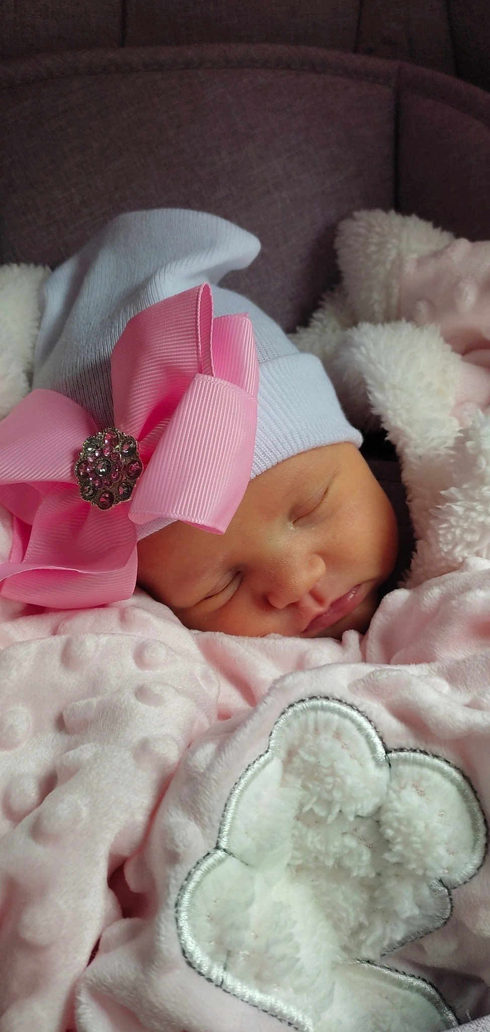 Ruby participe au concours pour gagner de l'argent avec cette photo : baby, baby_sleeping, baby_toddler_clothing, bedding, bedtime, cheek, child, comfort, fashion_accessory, hat, headband, headgear, linens, lip, pattern, pink, skin, textile, toddler, white