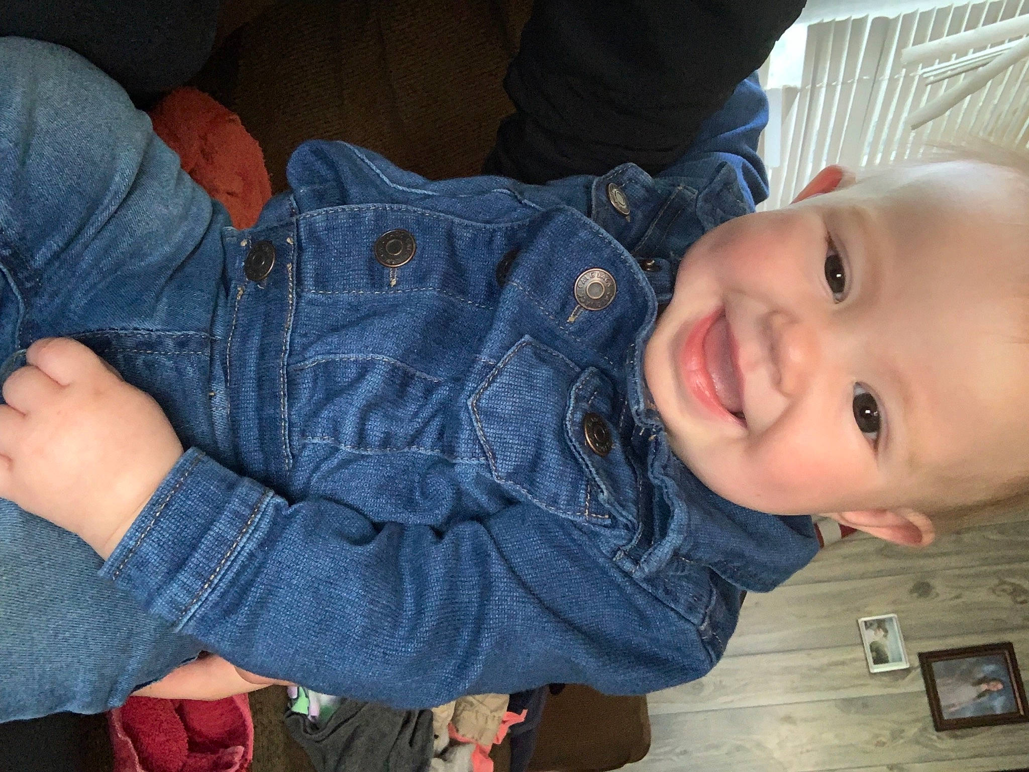 Londyn is registered to the contest to win money with this photo: arm, baby_toddler_clothing, blue, cool, eye, face, finger, gesture, head, human_body, jeans, joint, joy, leg, mouth, nose, person, skin, sleeve, smile