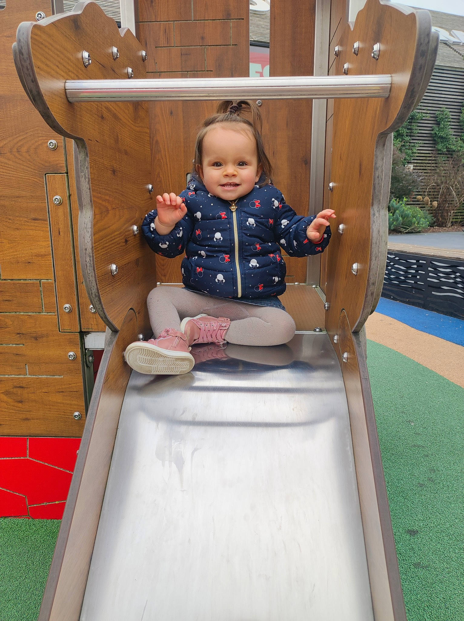 Shayna a rejoint le concours — aidez-le/la à gagner de superbes lots ! baby, baby_toddler_clothing, chair, child, chute, city, comfort, fun, jacket, joy, leisure, outdoor_furniture, outdoor_play_equipment, person, plant, playground, recreation, sitting, smile, t_shirt