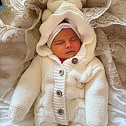 Amélie a rejoint le concours — aidez-le/la à gagner de superbes lots ! baby, newborn, infant, sleeping, knitwear, hood, pom_pom, blanket, lace, bedding, buttons, booties, portrait, closeup, cozy, soft_texture, warm, snuggled, peaceful, clothing