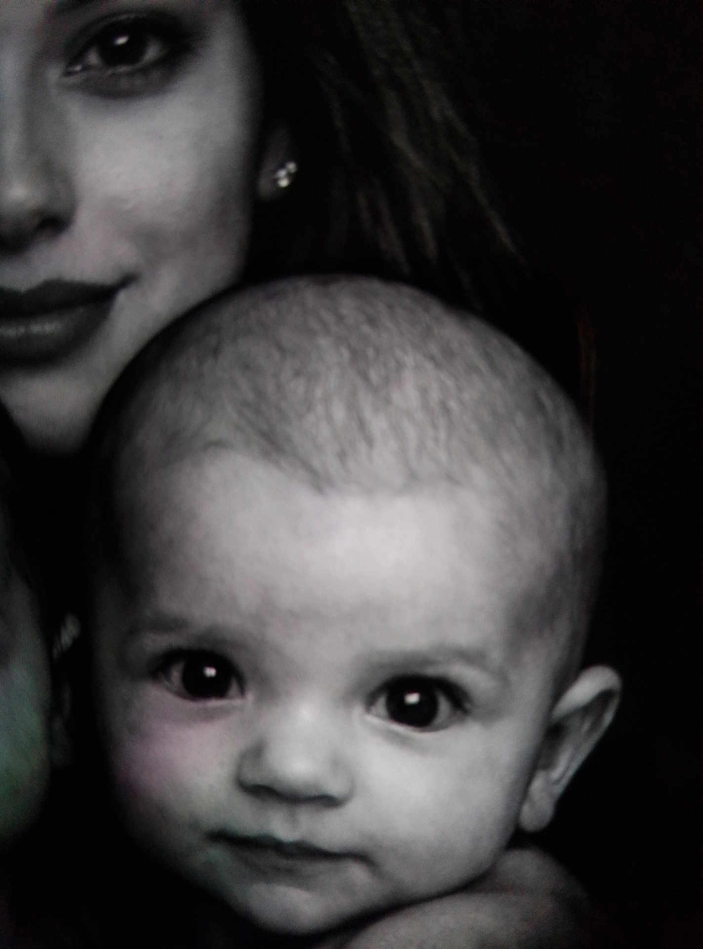 Lia participe au concours pour gagner de l'argent avec cette photo : baby, infant, child, adult_partial, face, eyes, forehead, ear, nose, mouth, portrait, closeup, black_and_white, gaze, skin, head, hair, family, studio, candid